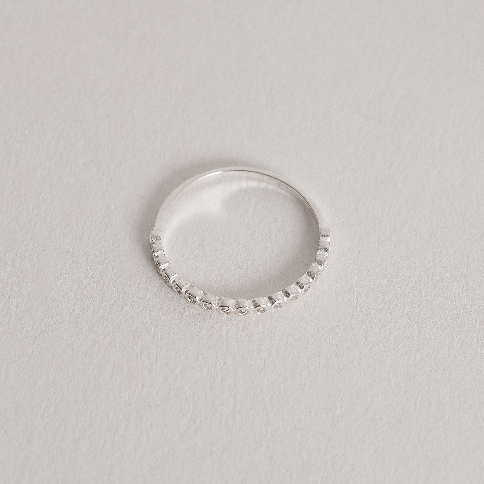 Anel meia aliança bolinhas 1.7mm