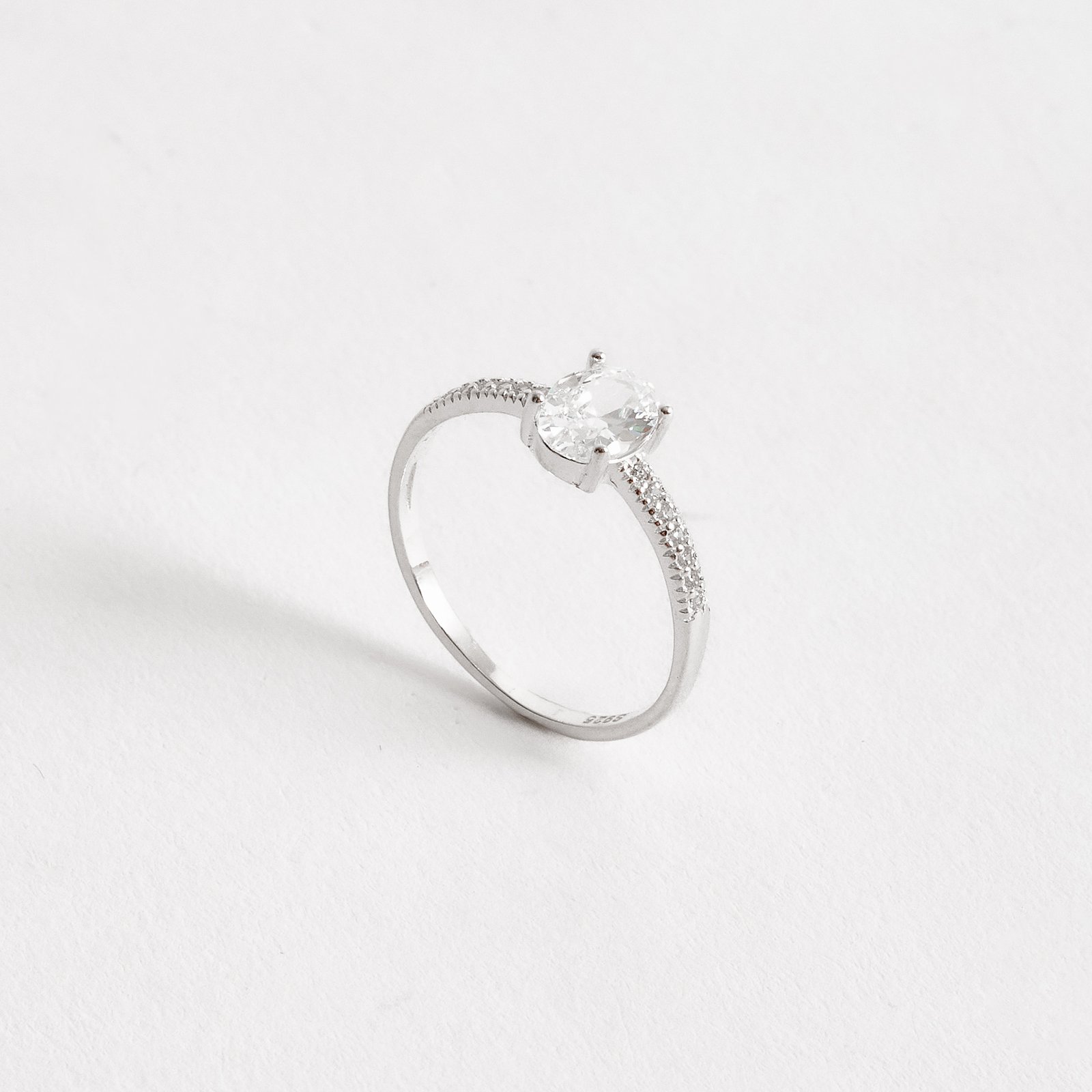 Anel meia aliança com zircônia oval 7mm