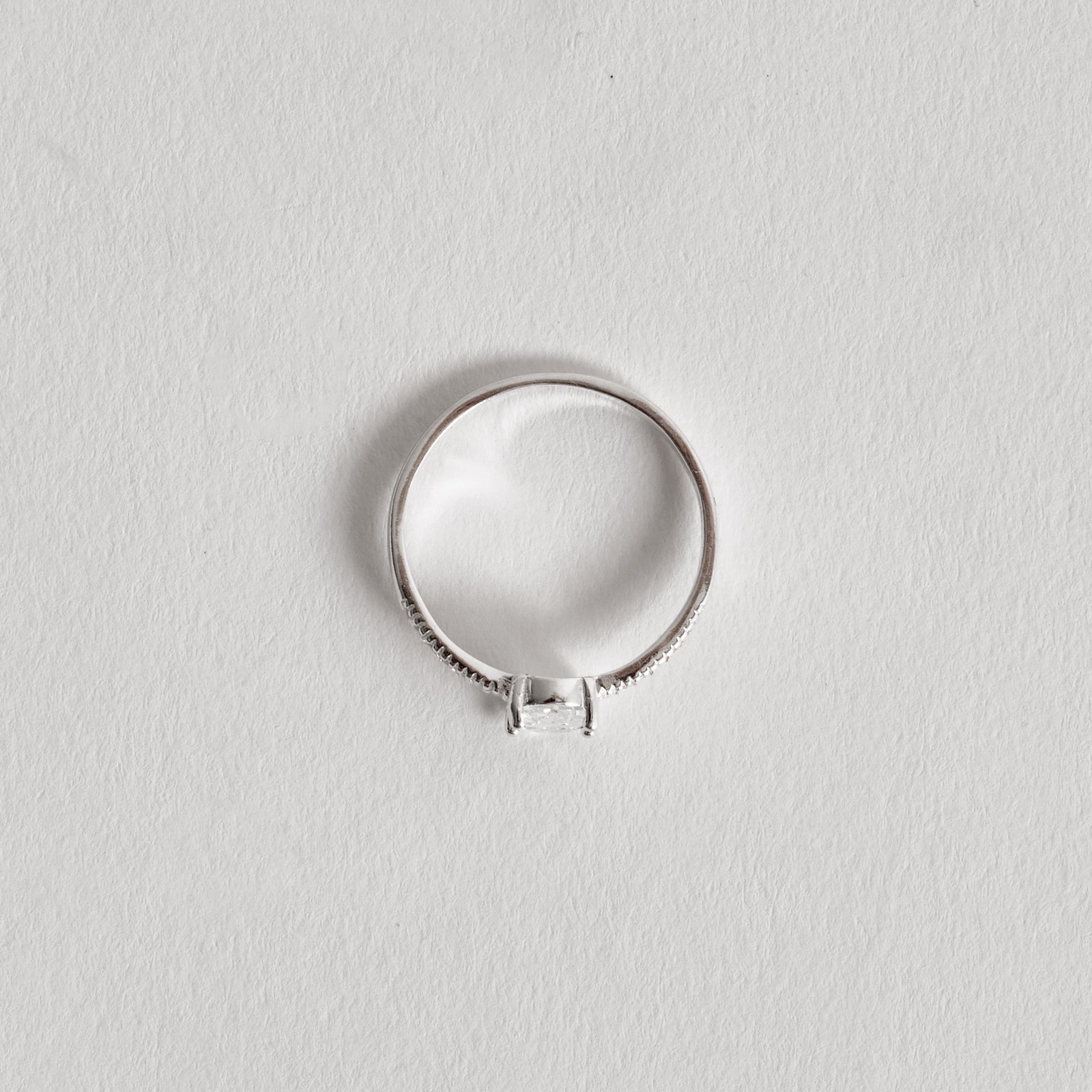 Anel meia aliança com zircônia oval 7mm