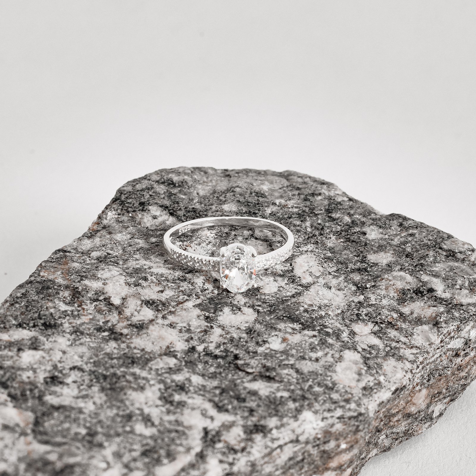 Anel meia aliança com zircônia oval 7mm