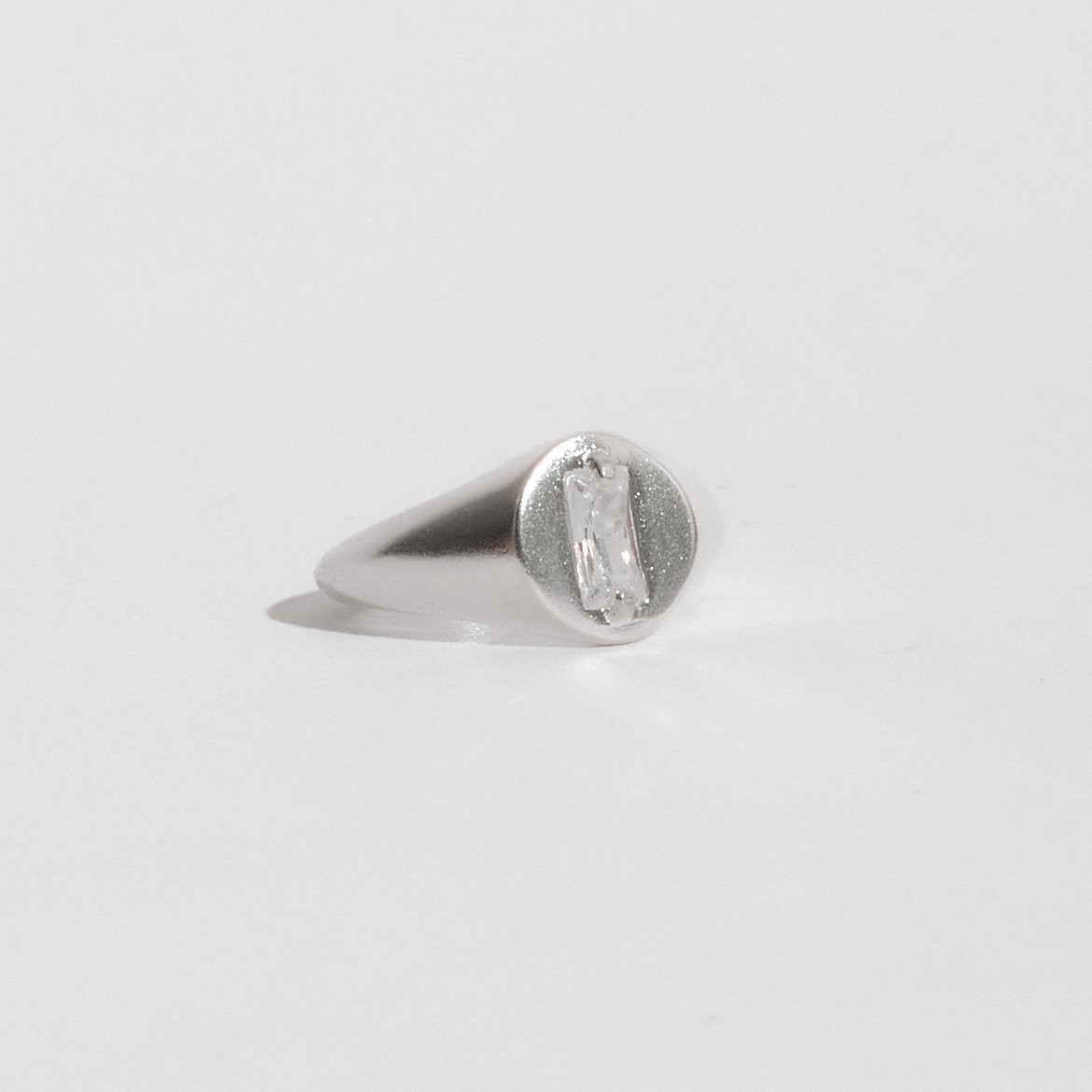 Anel oval com zircônia retangular dedinho