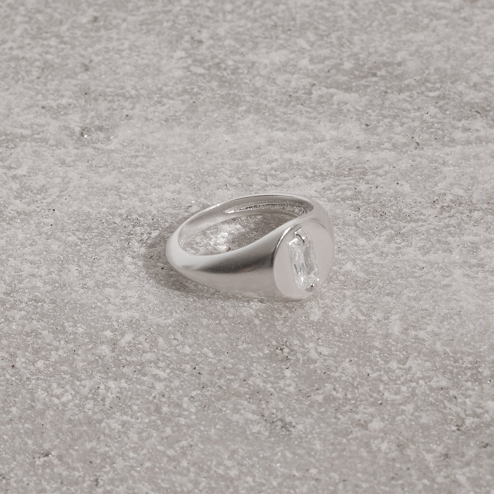 Anel oval com zircônia retangular dedinho