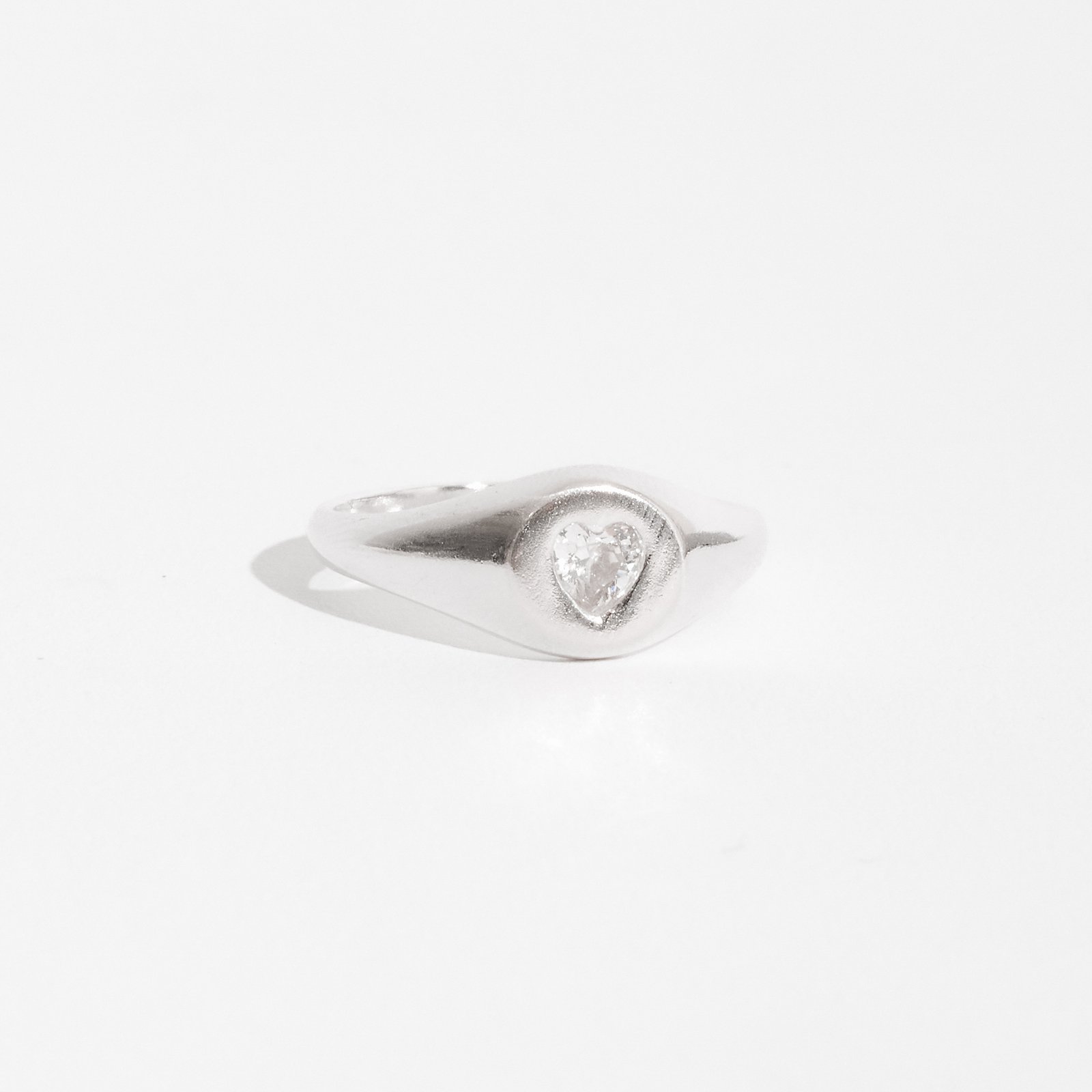 Anel oval com zircônia coração