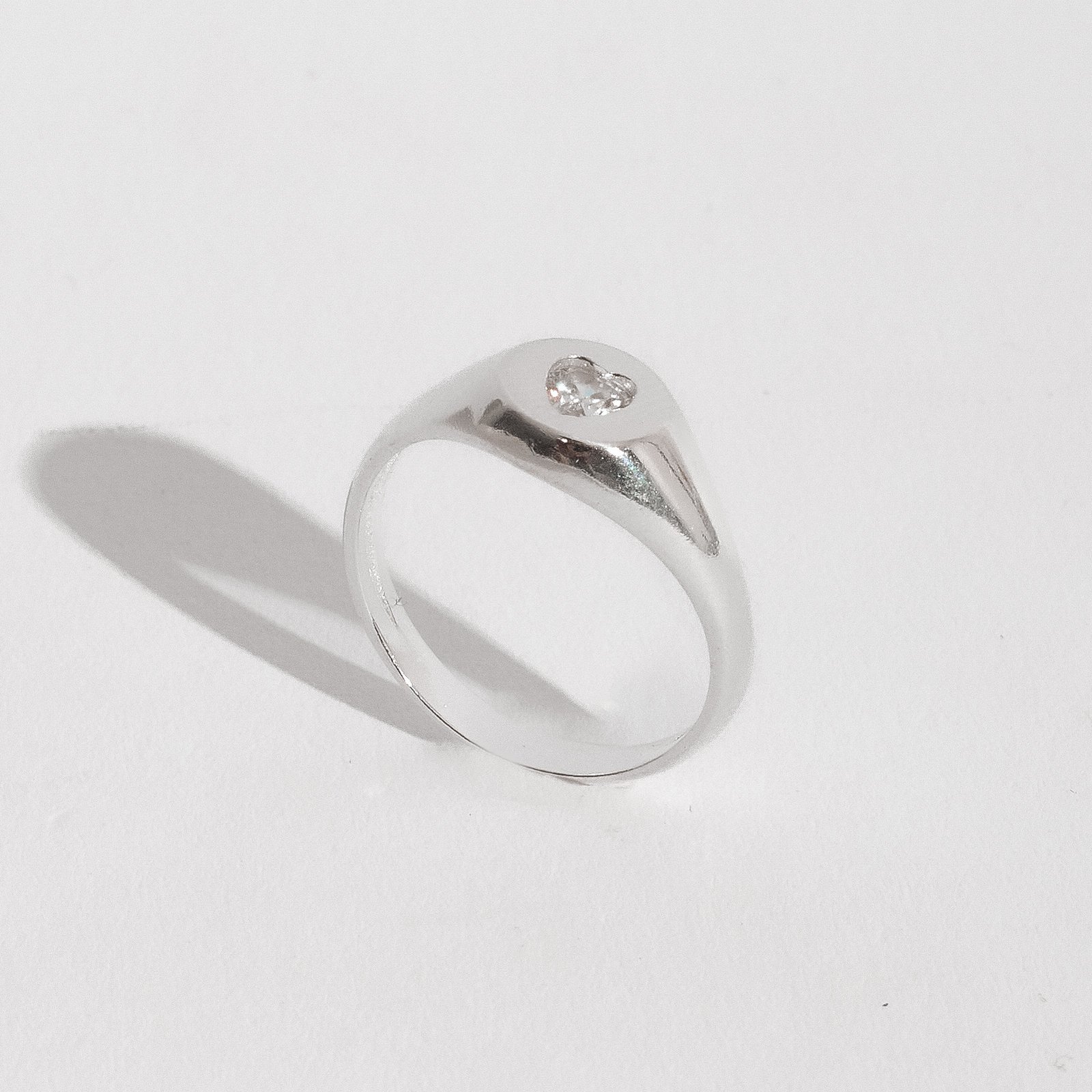 Anel oval com zircônia coração
