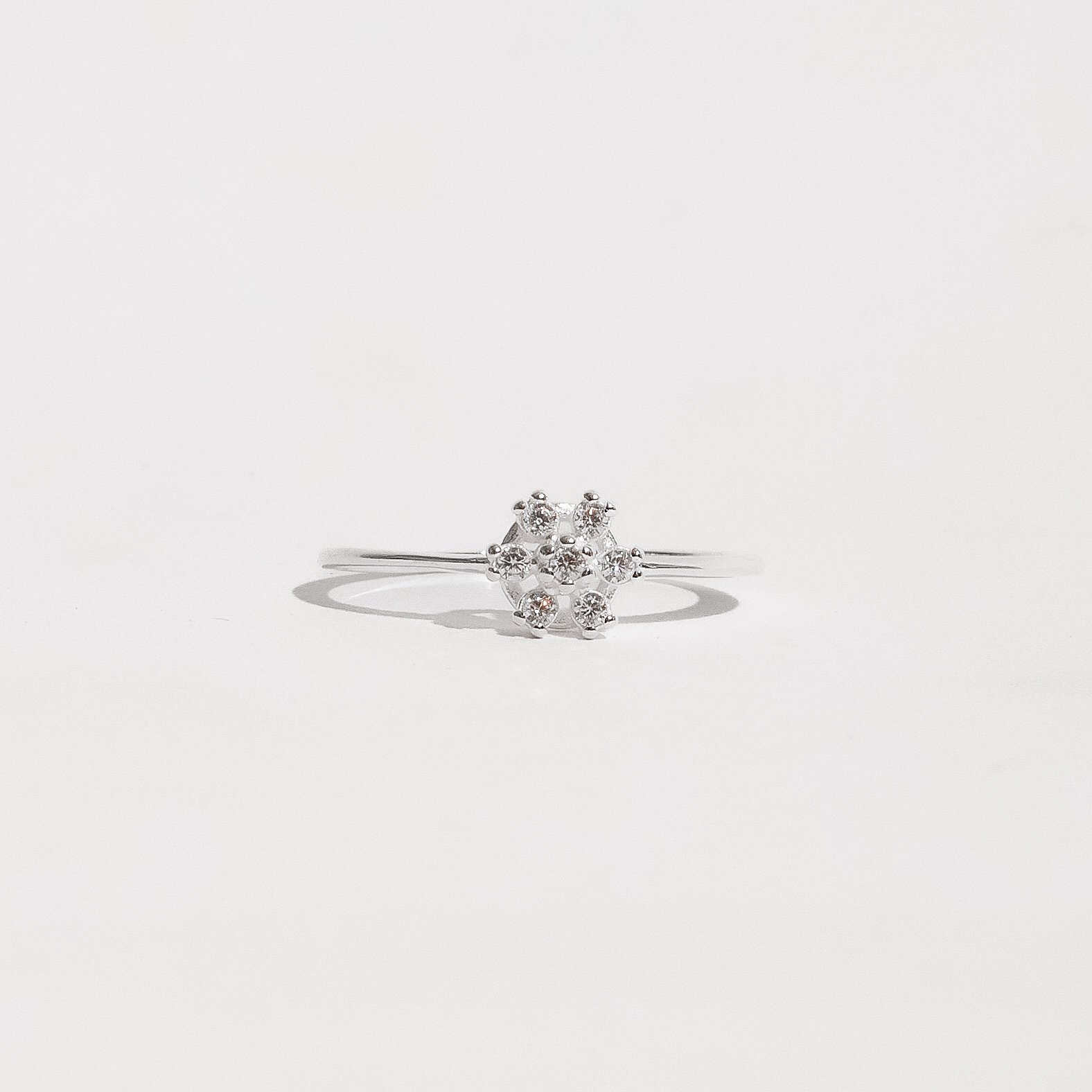 Anel flor com zircônias