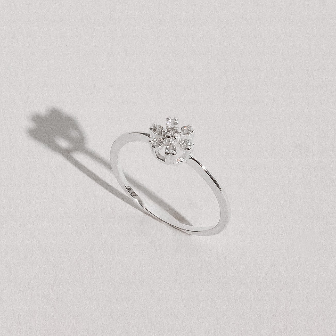 Anel flor com zircônias