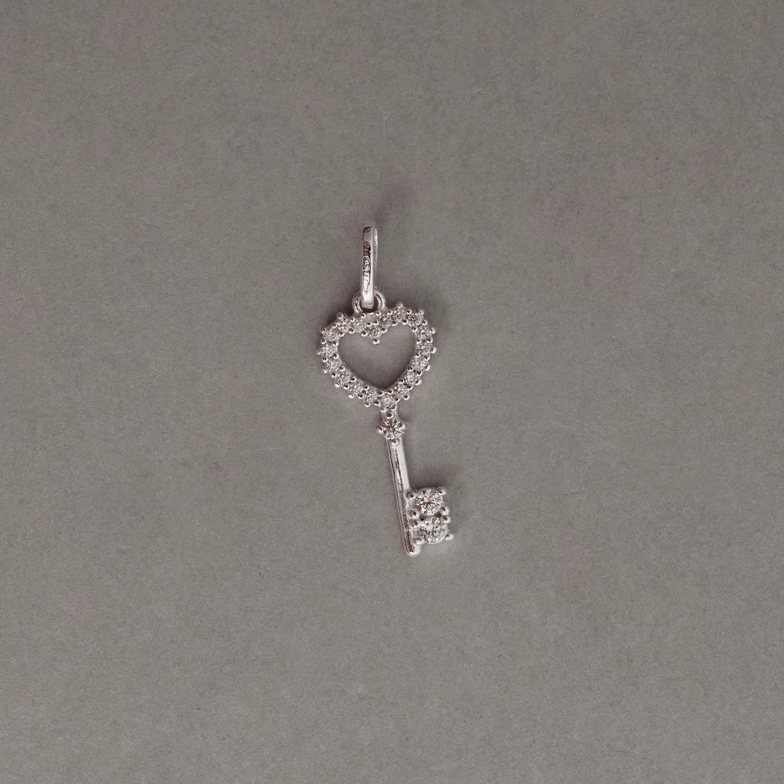 Pingente chave coração vazado cravejado 19mm