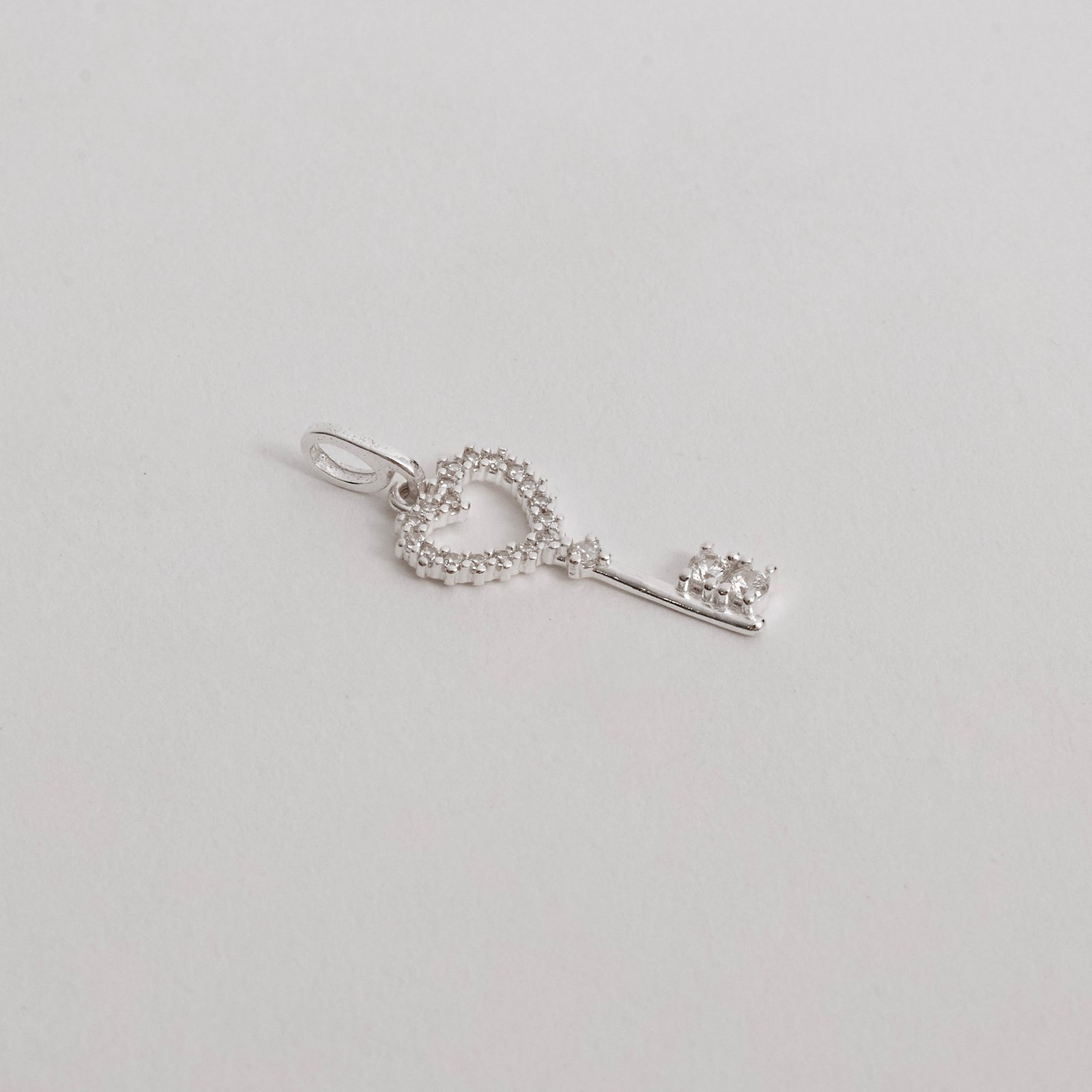 Pingente chave coração vazado cravejado 19mm