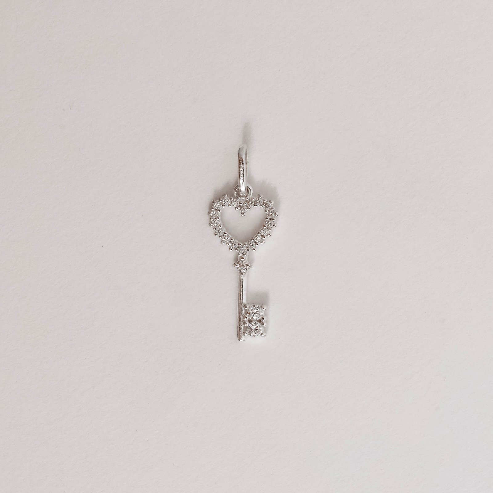 Pingente chave coração vazado cravejado 19mm
