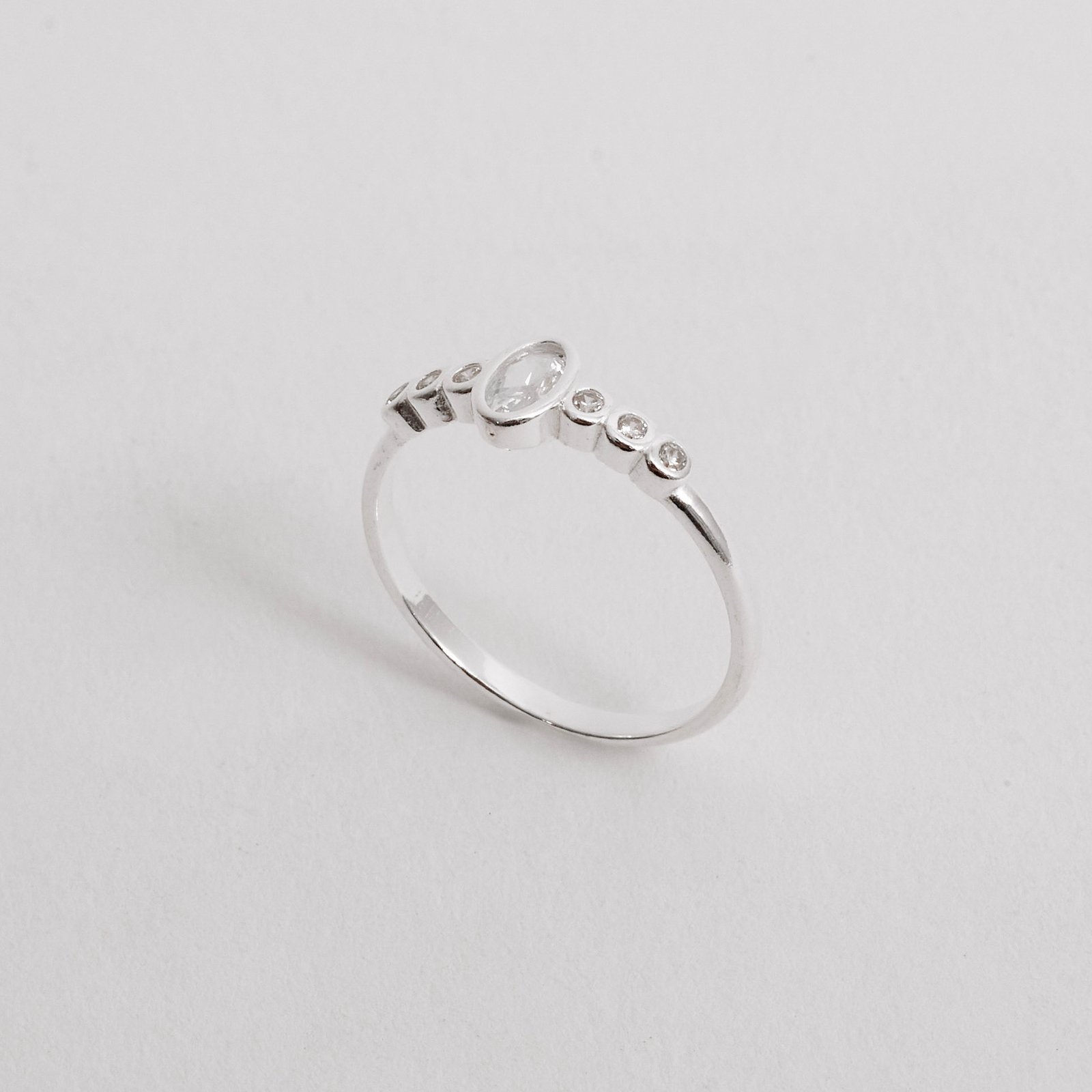 Anel zircônia oval embutida com cravejado