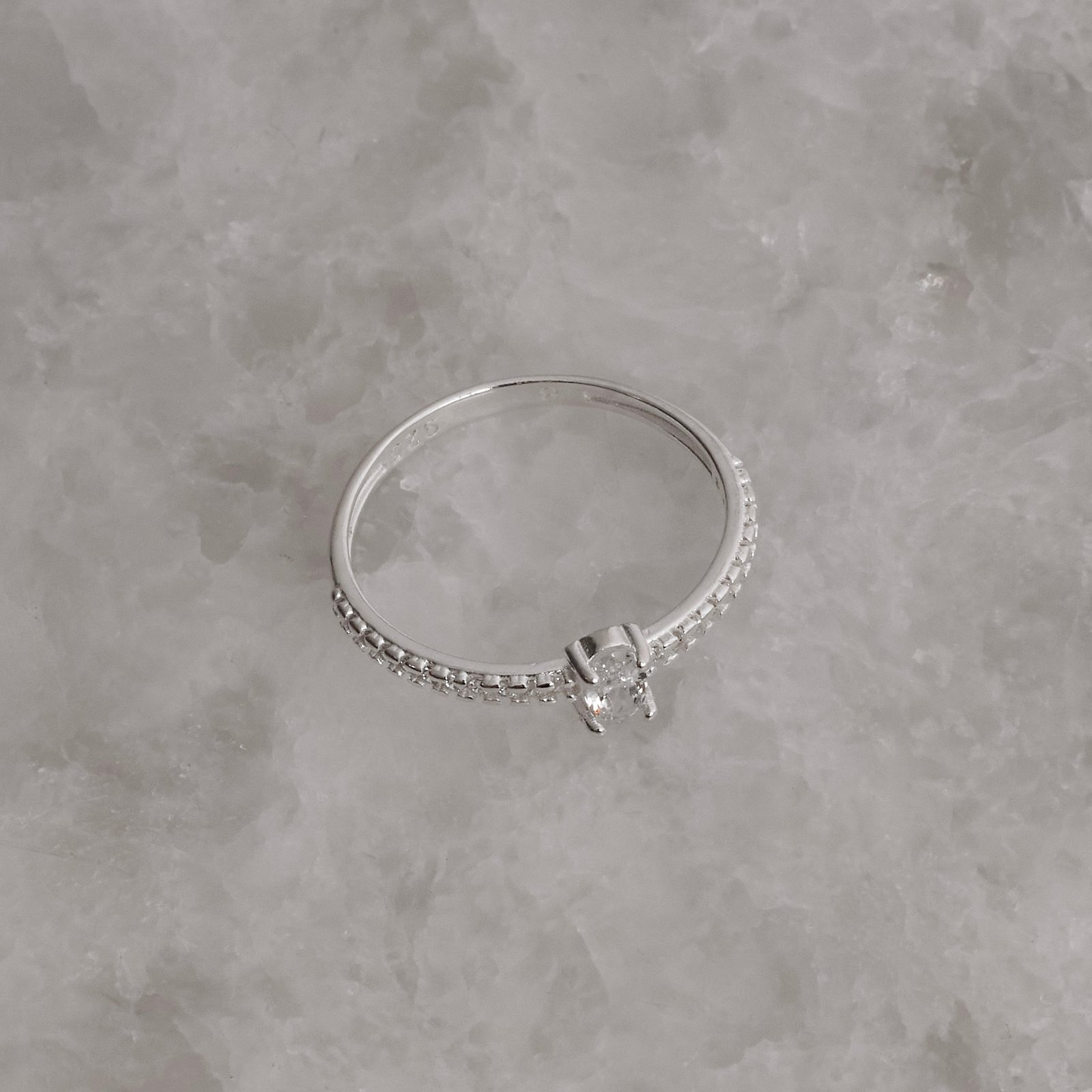 Anel zircônia oval 5mm com cravejado