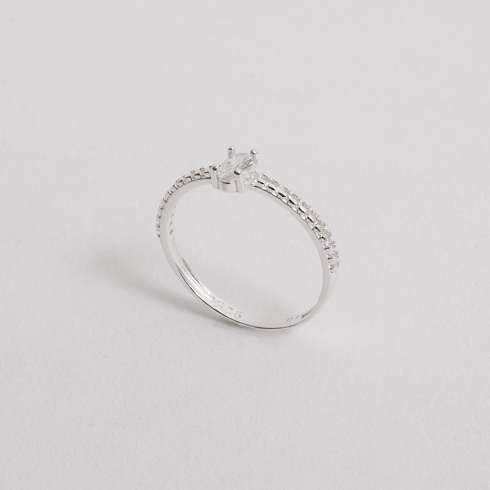 Anel zircônia oval 5mm com cravejado