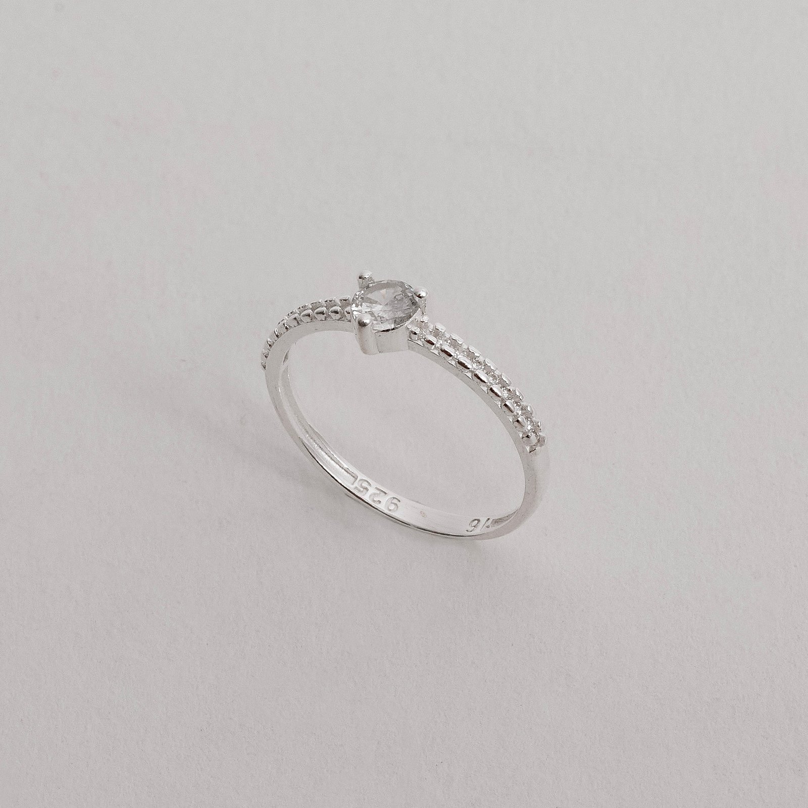 Anel solitário 4mm com cravejado