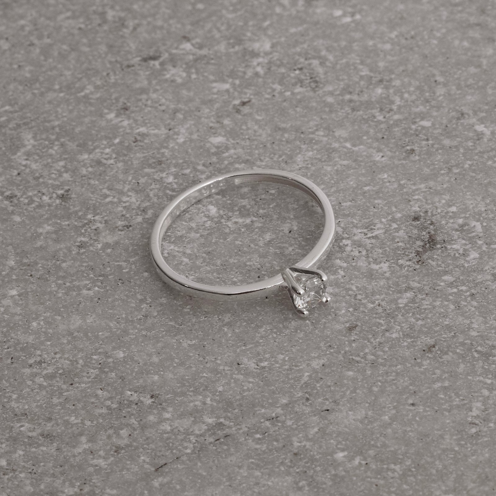 Anel solitário 4mm cristal
