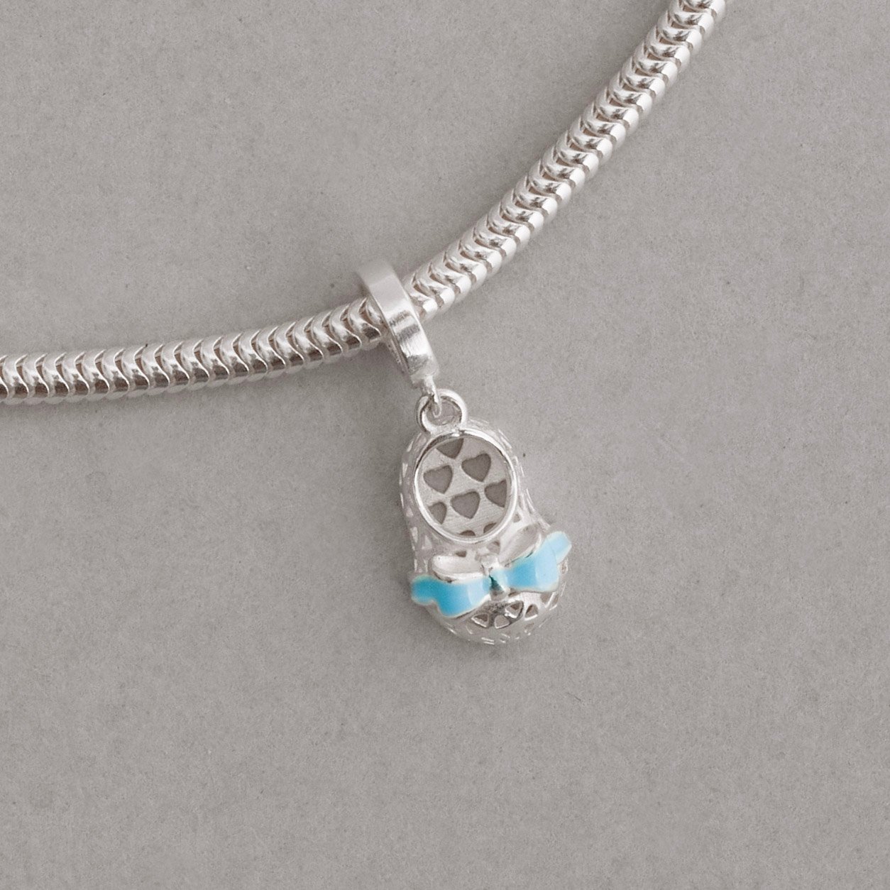 Berloque pingente sapatinho 3D 13mm resina azul claro