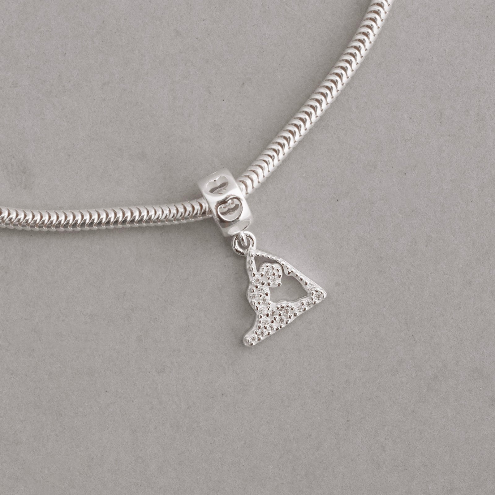 Berloque pingente yoga cravejado elo corações vazados 11mm
