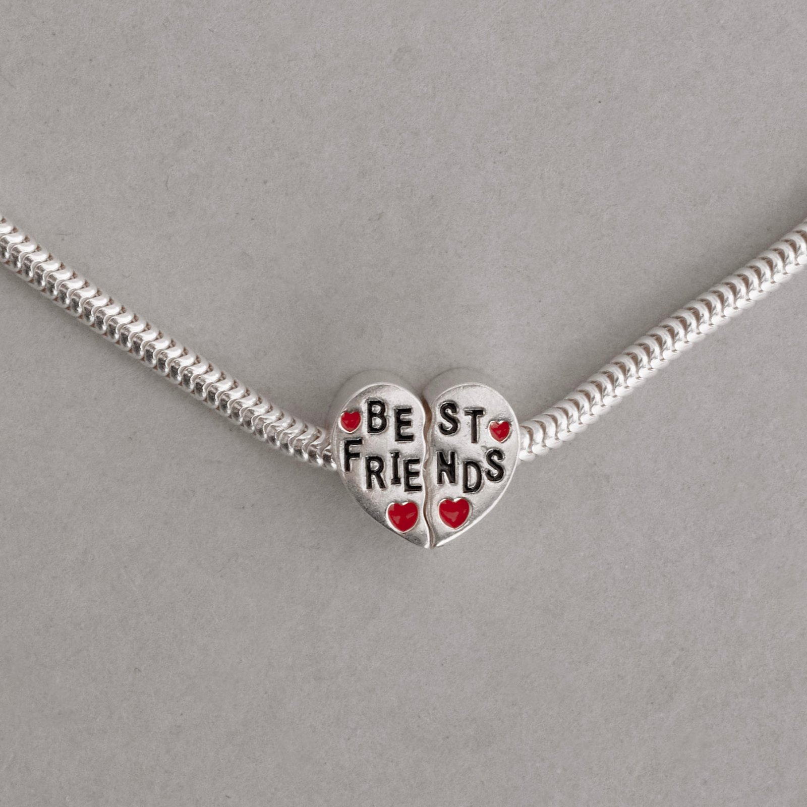 Berloque separador coração best friends resina