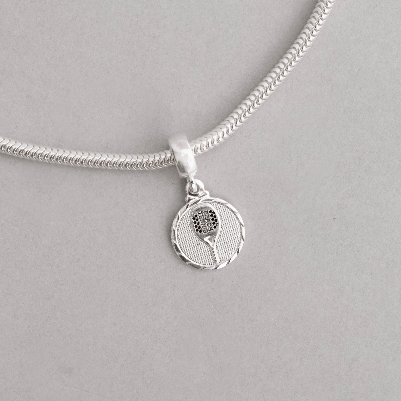 Berloque pingente medalha raquete beach tennis resina 11mm