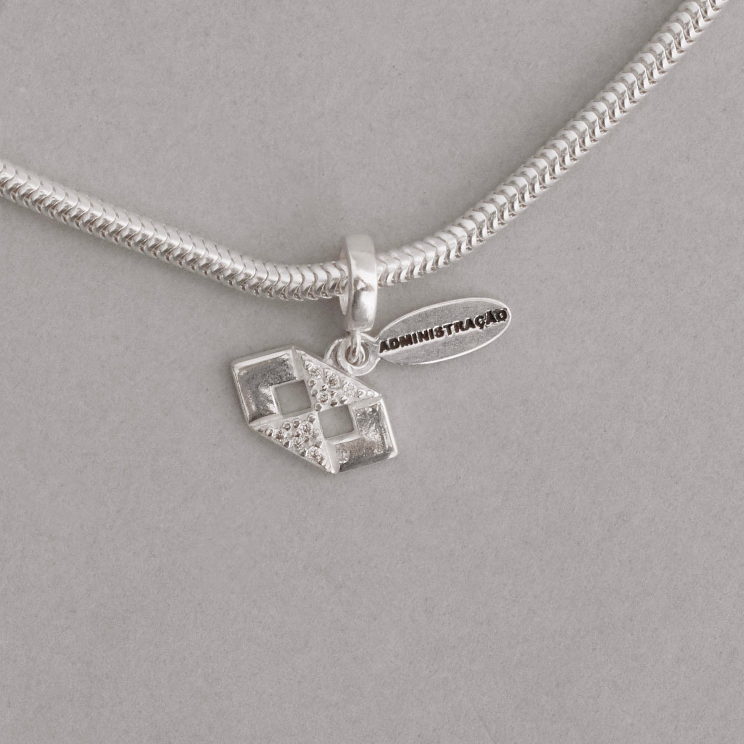 Berloque pingente placa Administração com símbolo cravejado 12mm