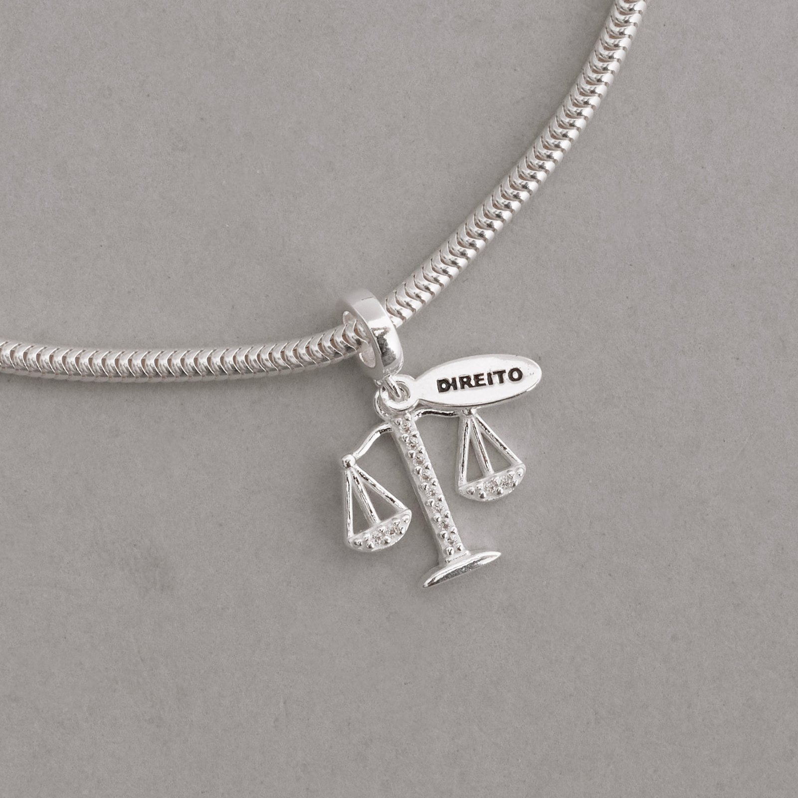 Berloque pingente placa Direito com símbolo cravejado 15mm