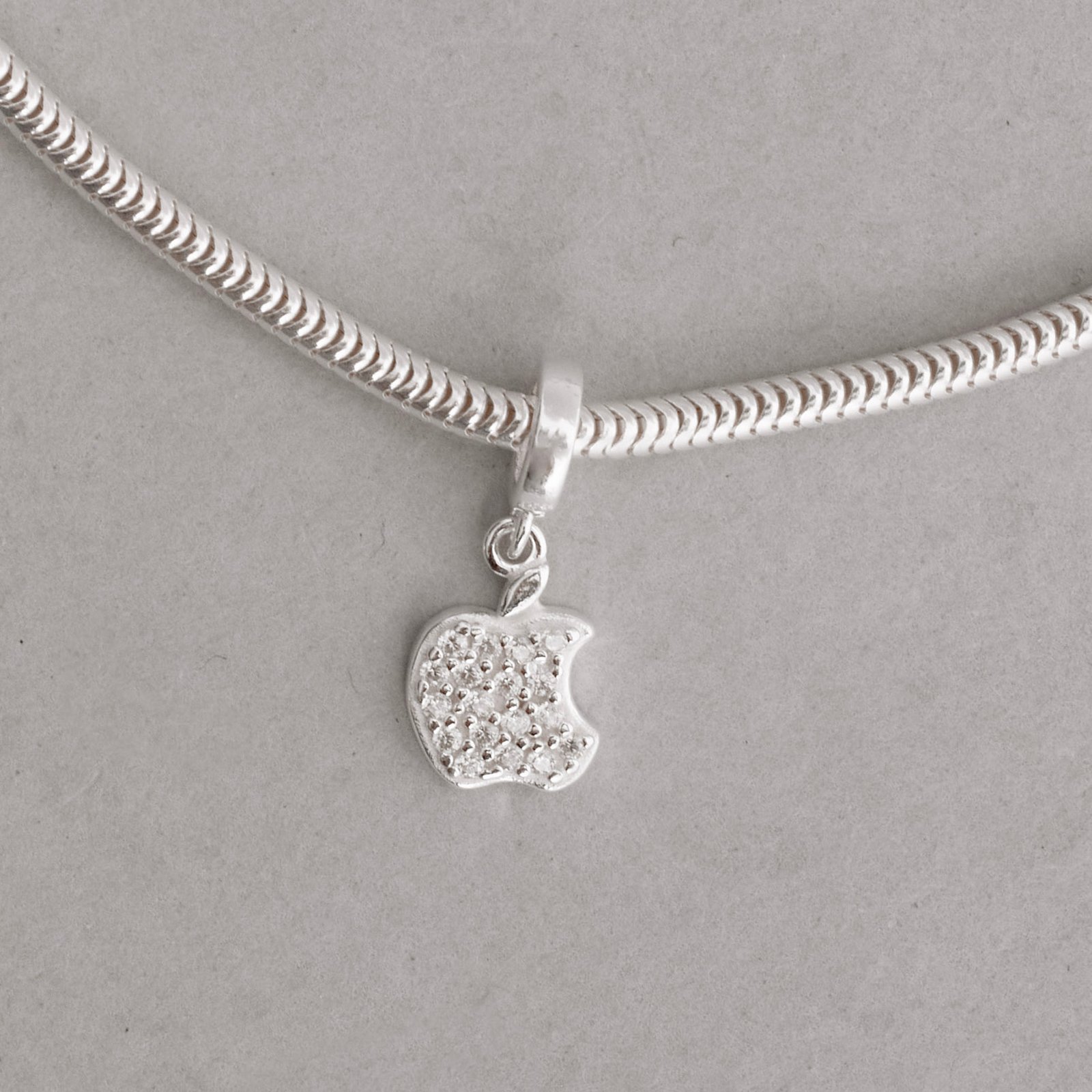 Berloque pingente maçã cravejada 10mm