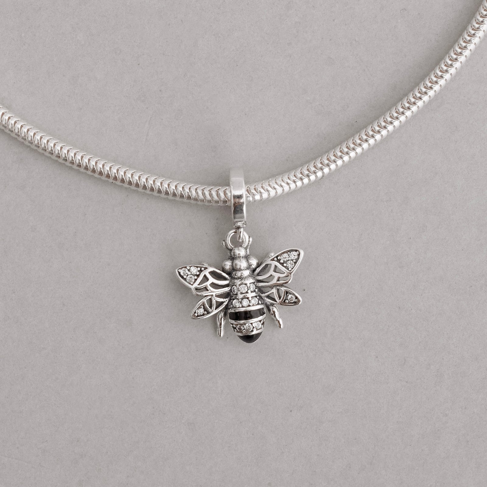 Berloque pingente abelha cravejada resina 16mm envelhecido