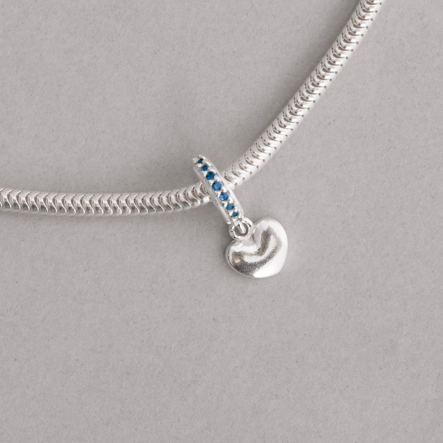 Berloque pingente coração 7mm elo cravejado azul