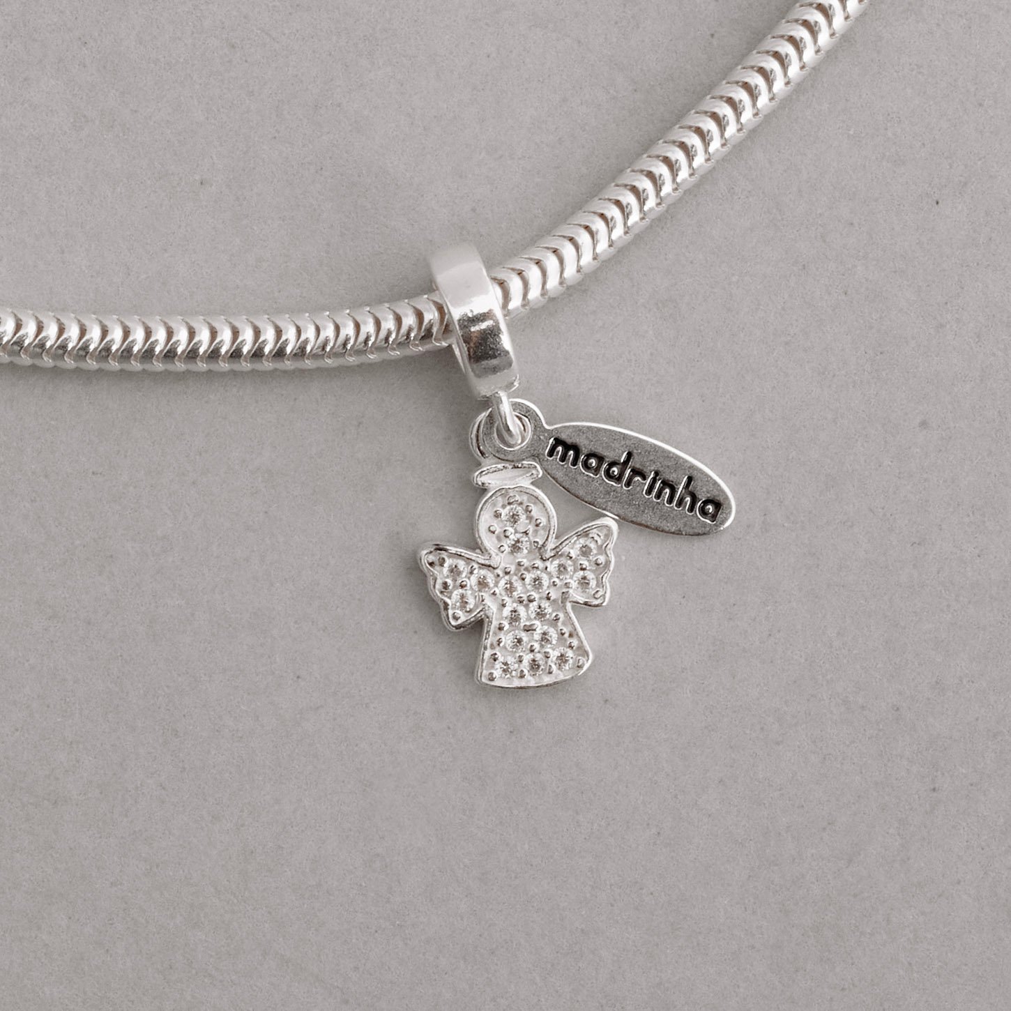 Berloque pingente anjo cravejado com placa escrito madrinha