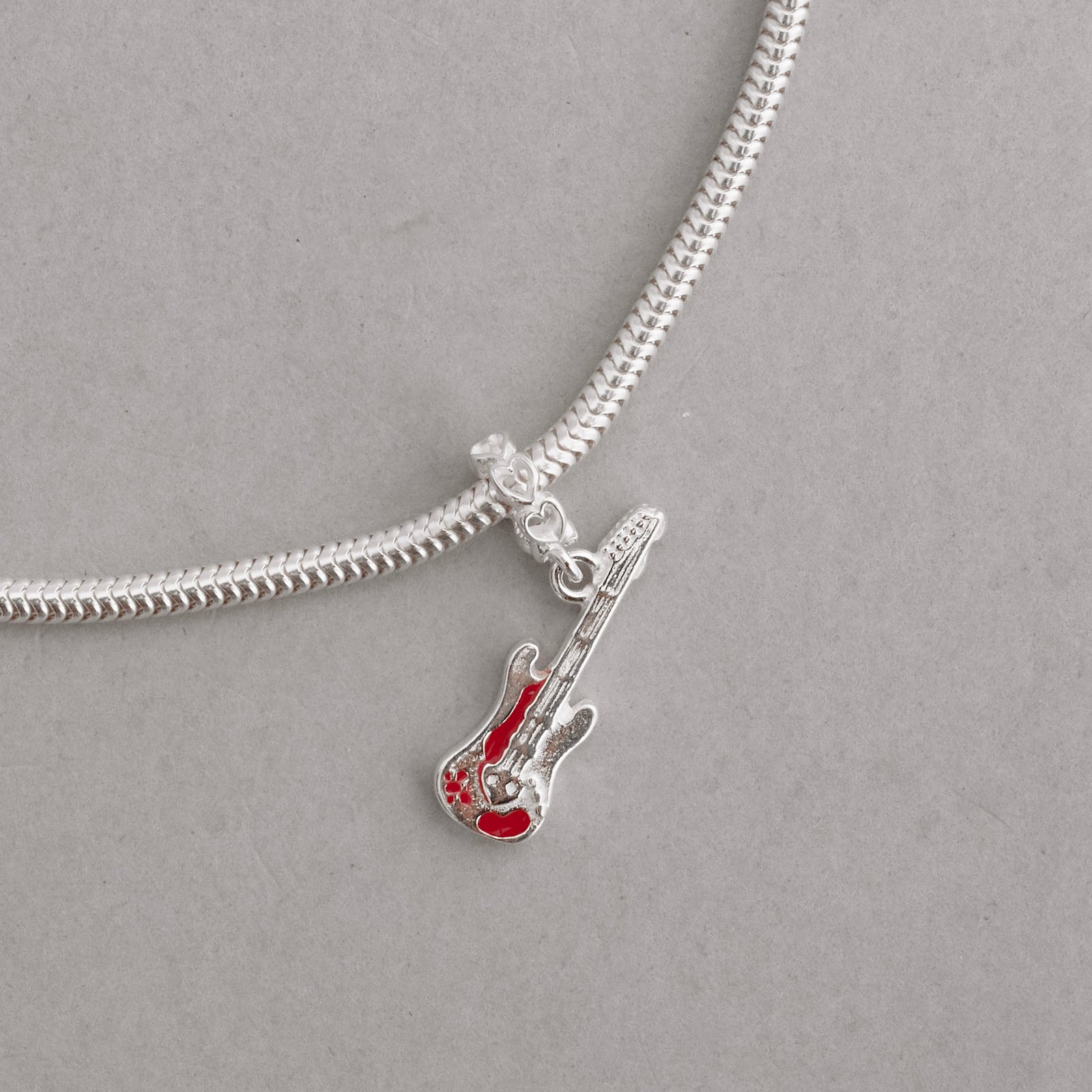 Berloque pingente guitarra elo corações vazados resina 20mm