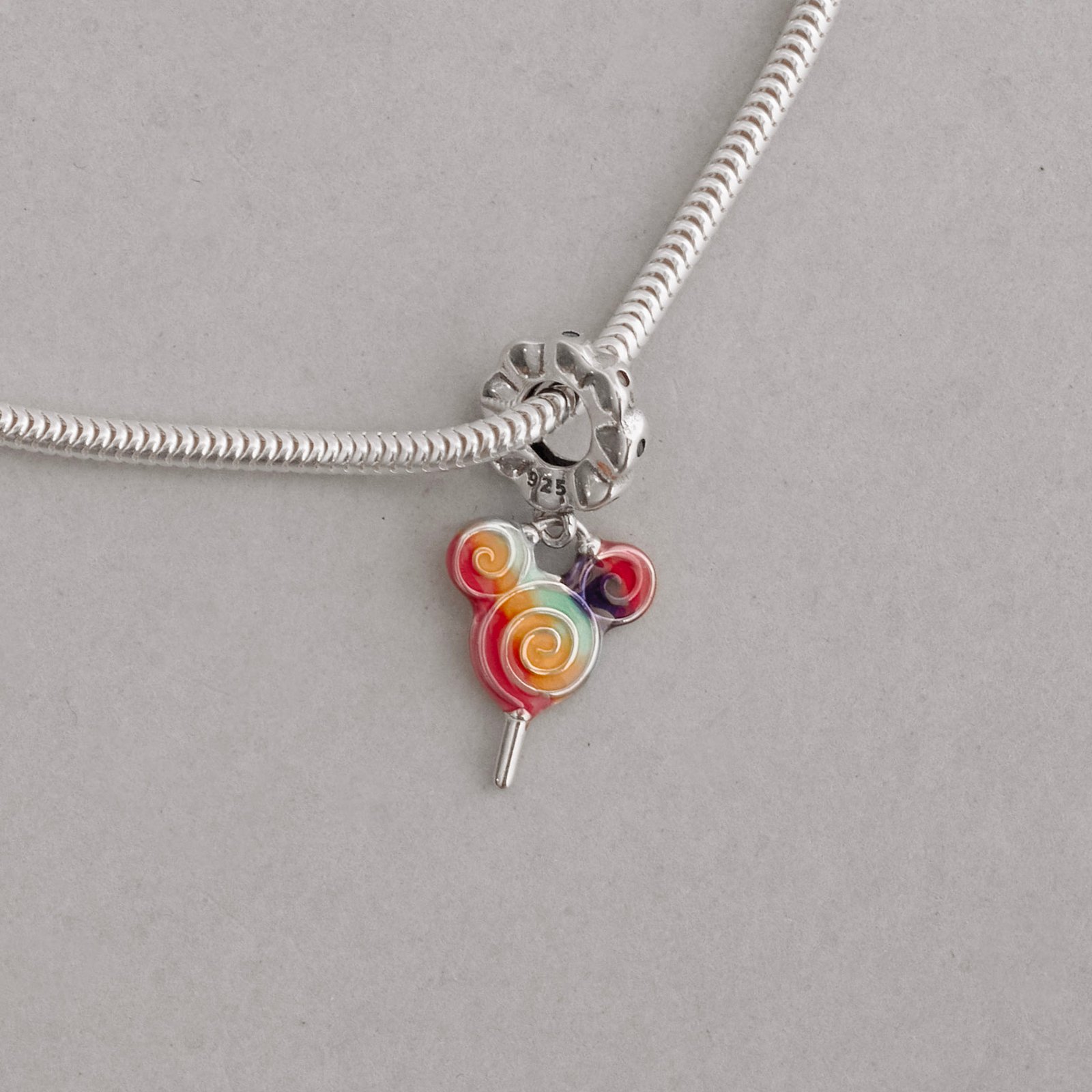 Berloque pingente pirulito Mickey resina 16mm elo cravejado envelhecido