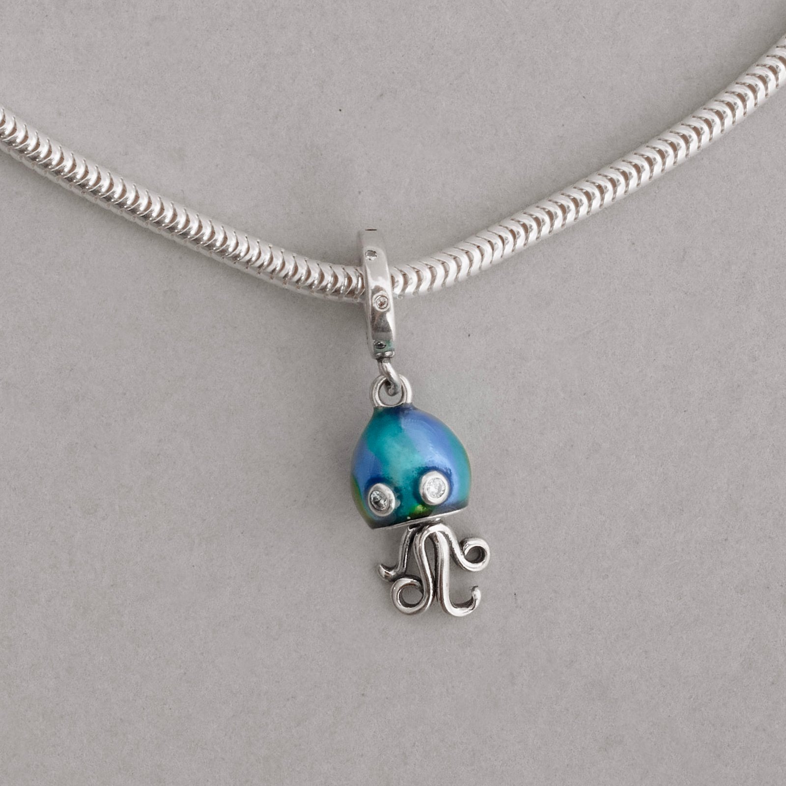 Berloque pingente água viva resina 17mm elo cravejado envelhecido