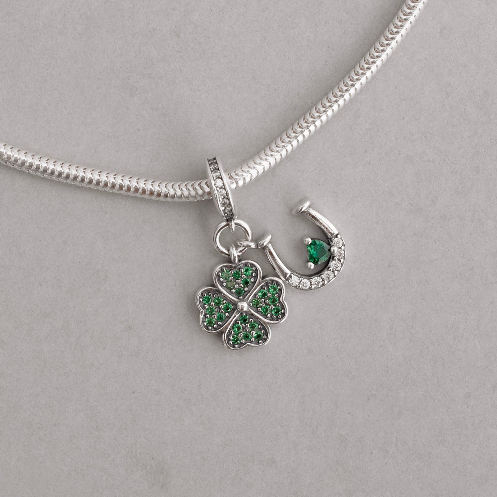 Berloque pingentes trevo e ferradura cravejados cristal e verde ródio