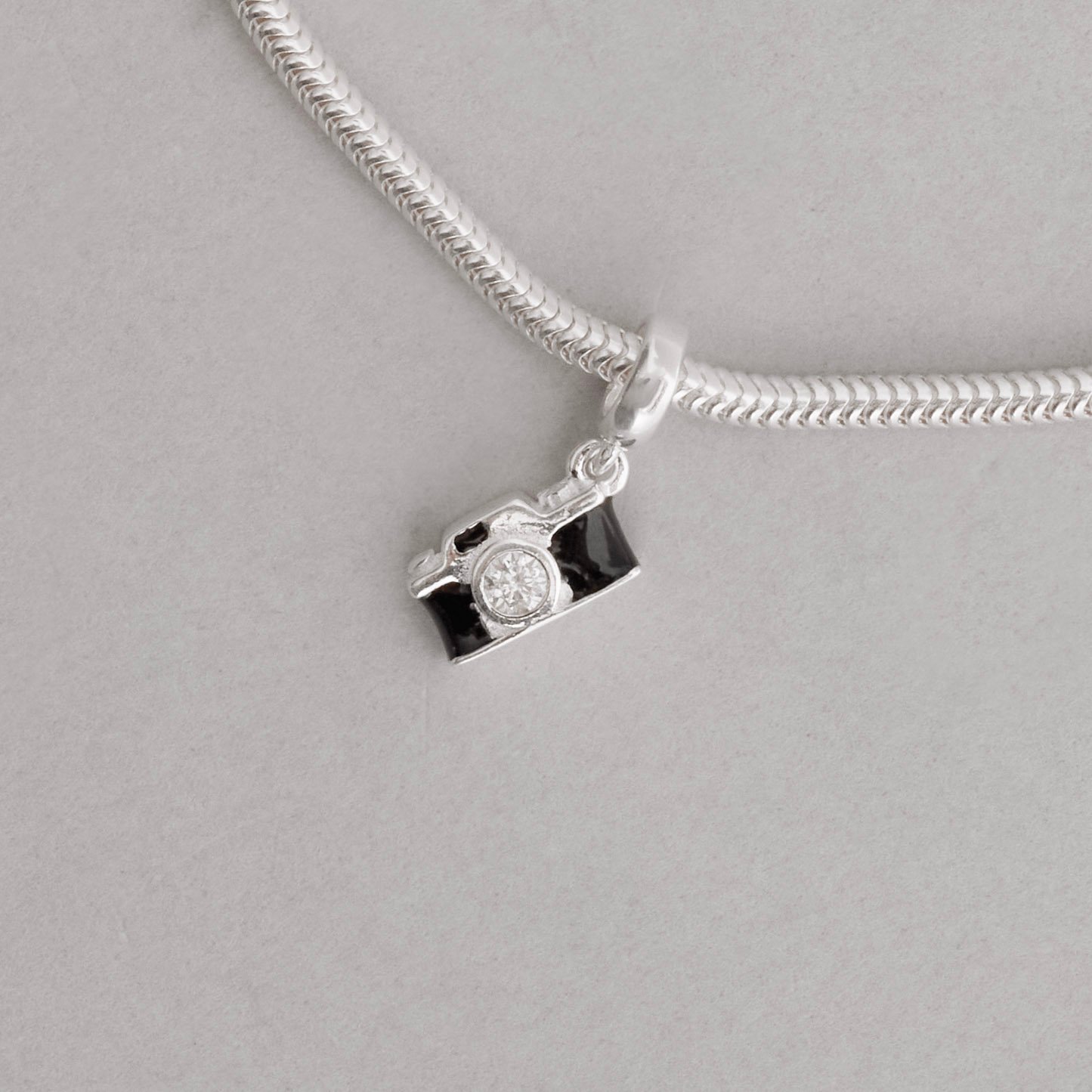 Berloque pingente câmera com zircônia resina 10mm