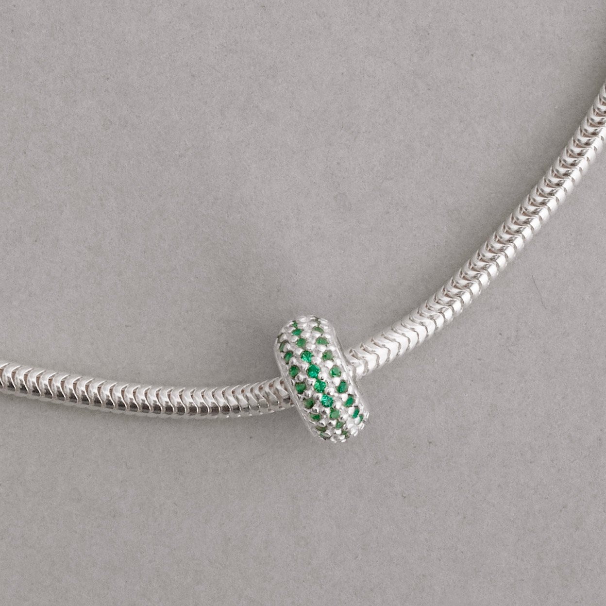 Berloque separador triplo cravejado verde 10mm