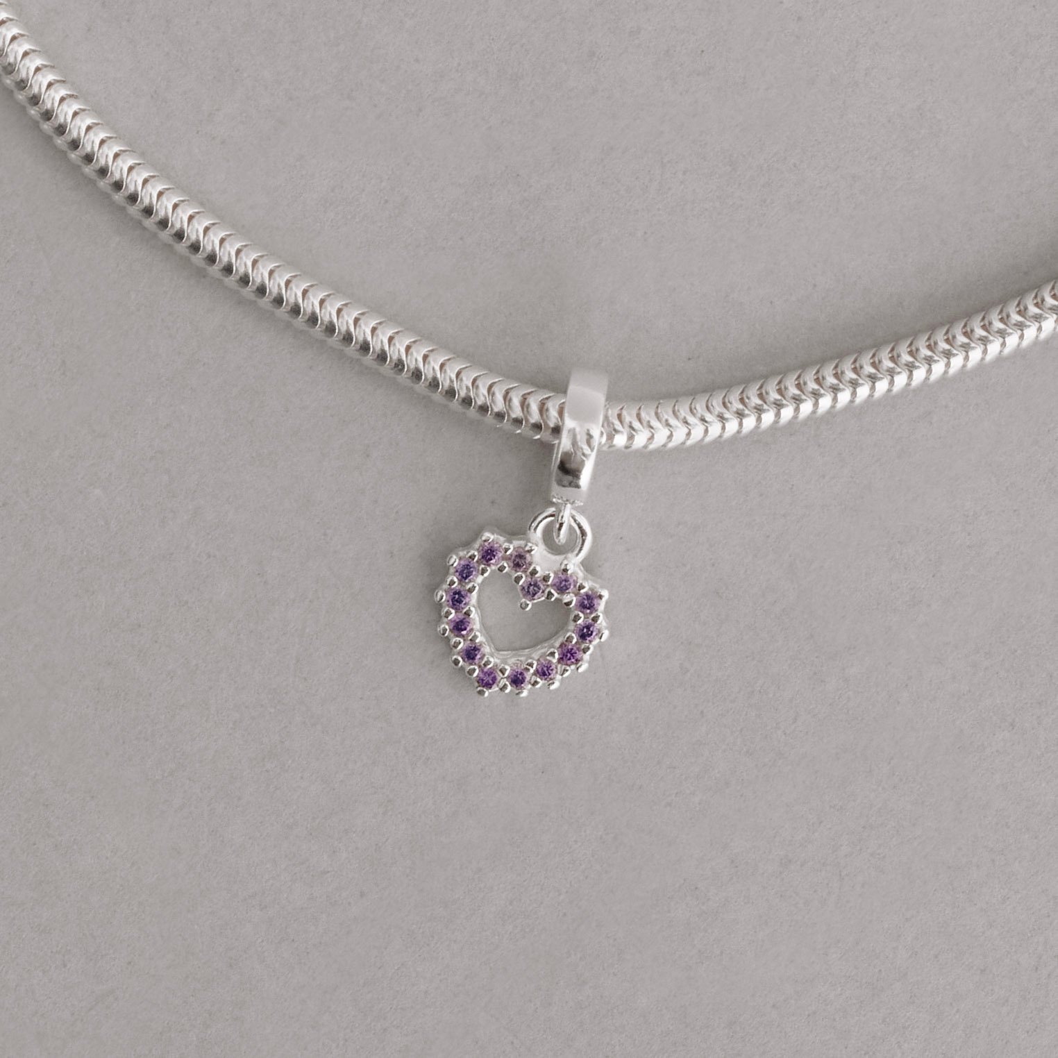 Berloque pingente coração vazado cravejado lilás 8mm