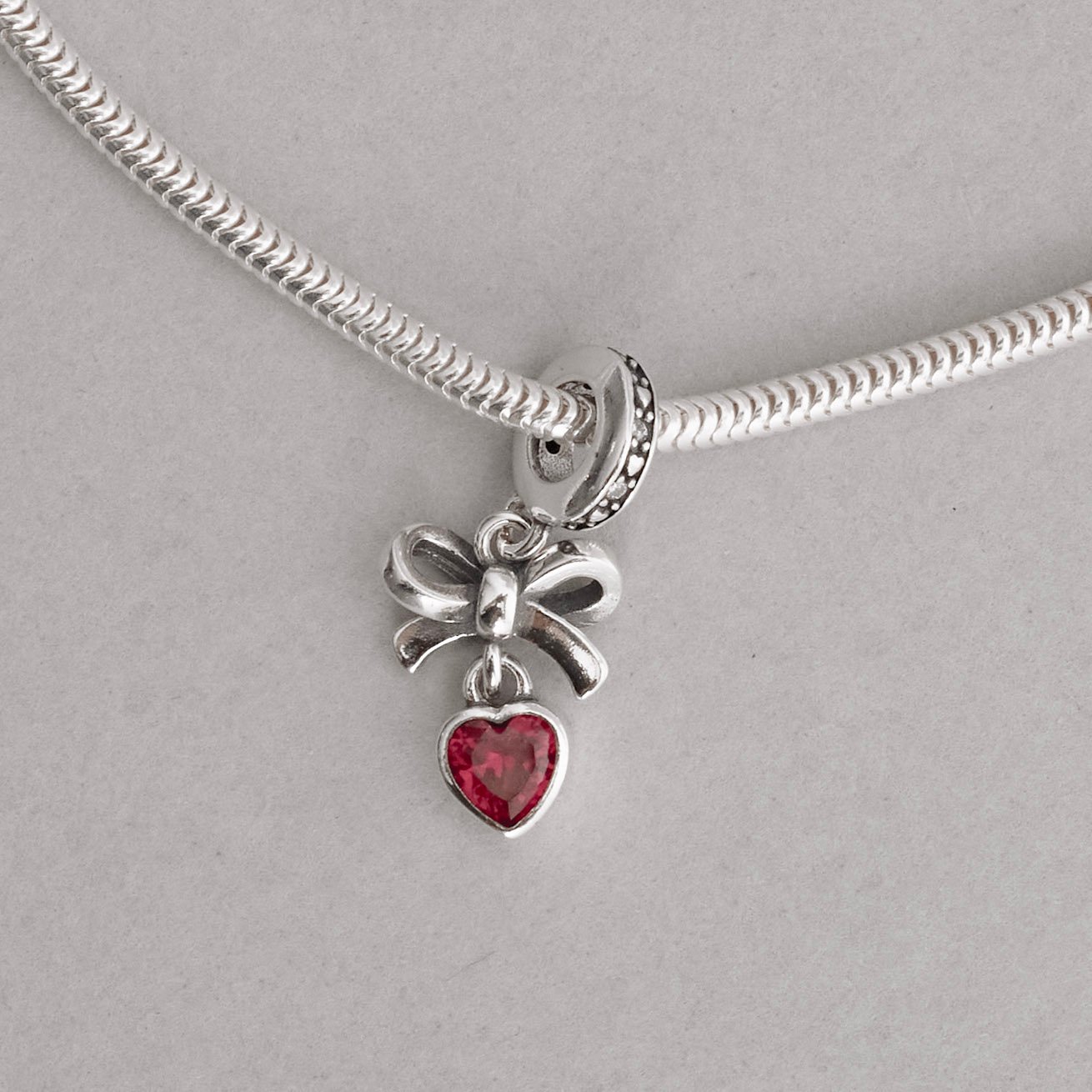 Berloque pingente laço com zircônia coração pink 11mm elo cravejado envelhecido