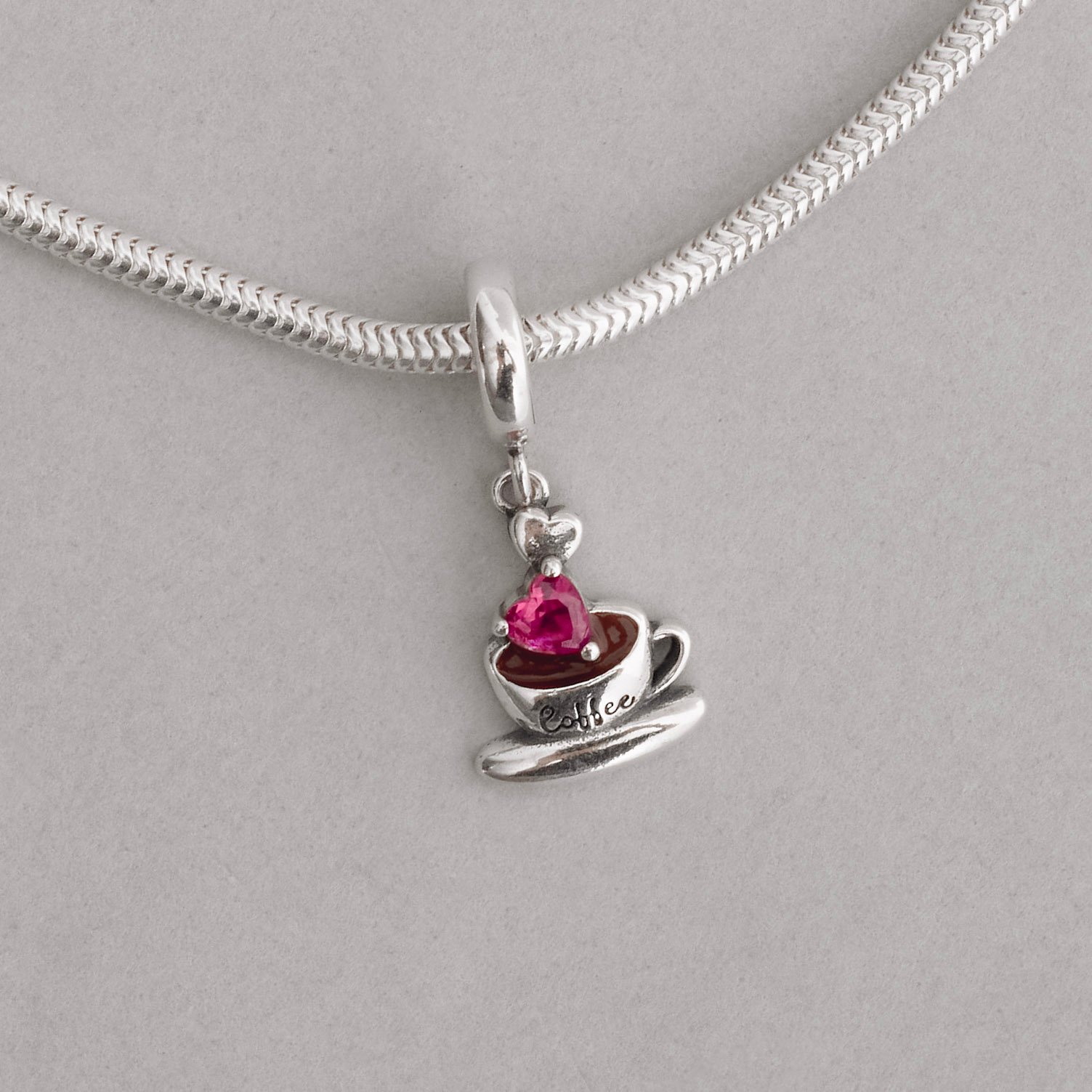 Berloque pingente xícara com zircônia coração pink 13mm envelhecido