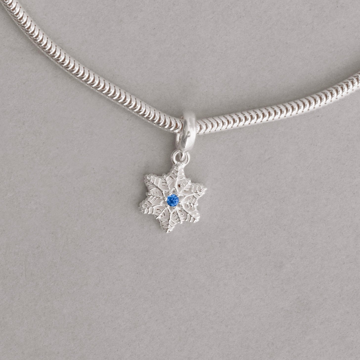 Berloque pingente floco de neve detalhe zircônia azul 11mm