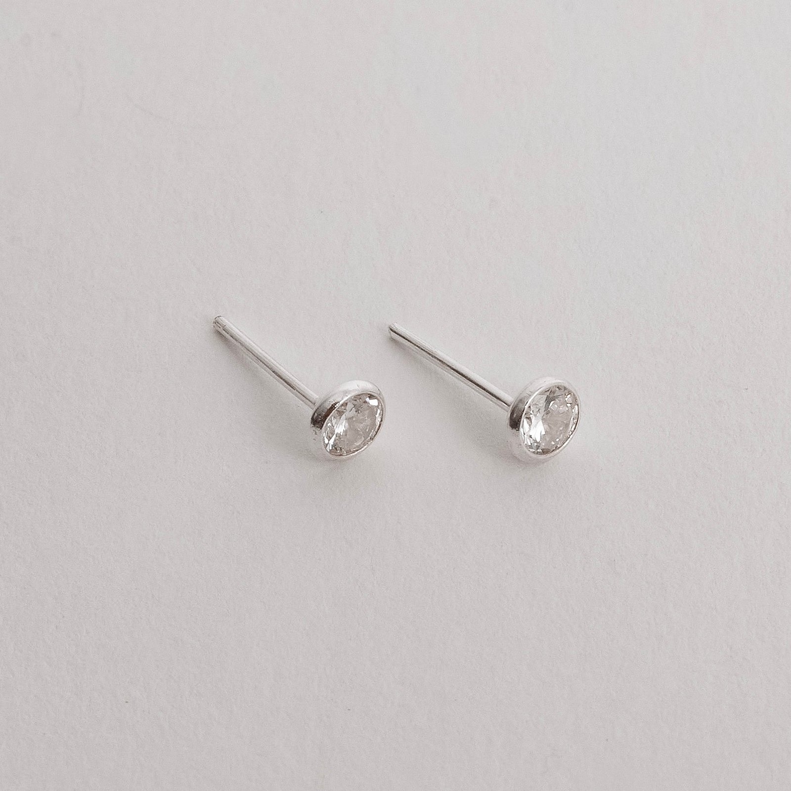 Brinco zircônia europeia redonda embutida 4mm