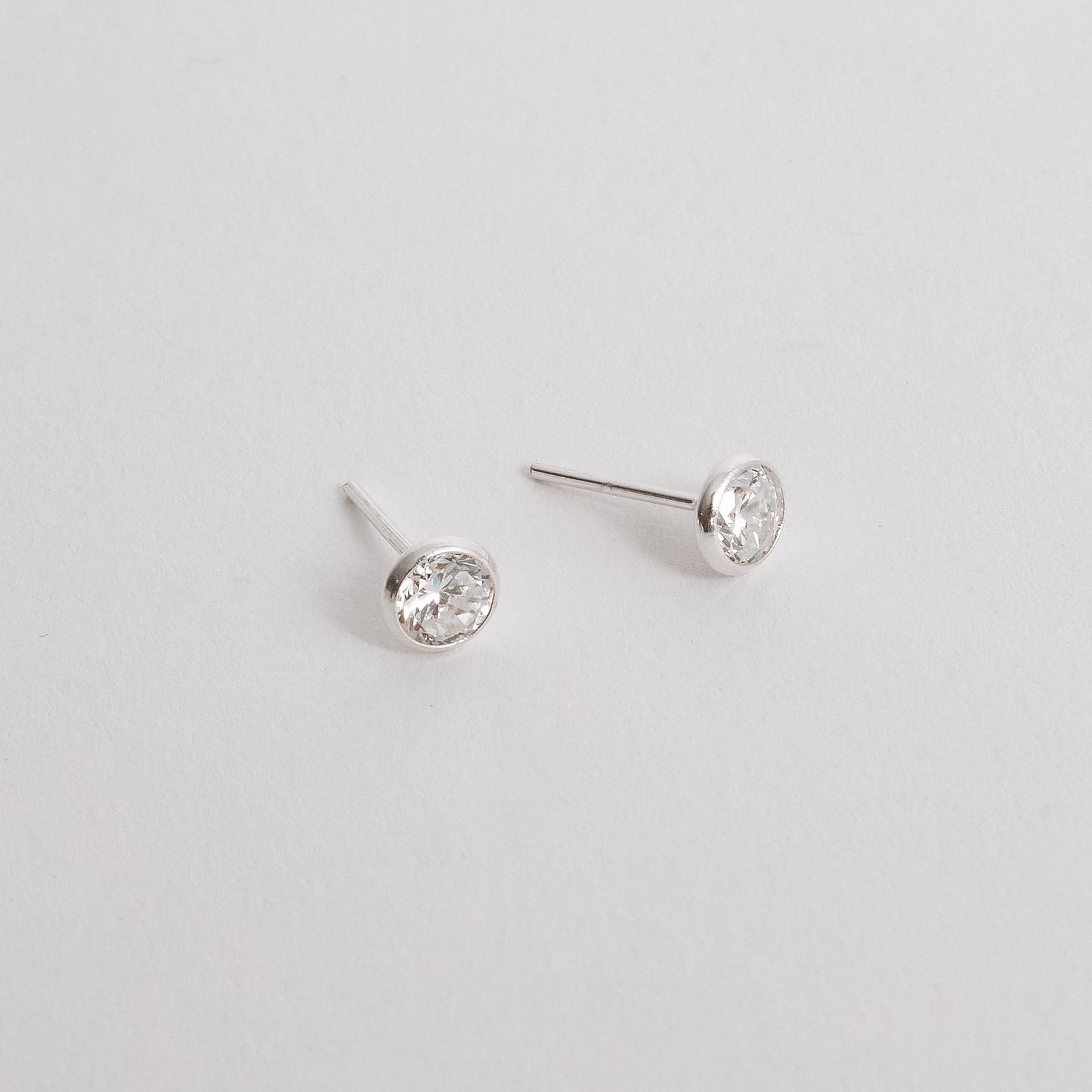 Brinco zircônia europeia redonda embutida 5mm