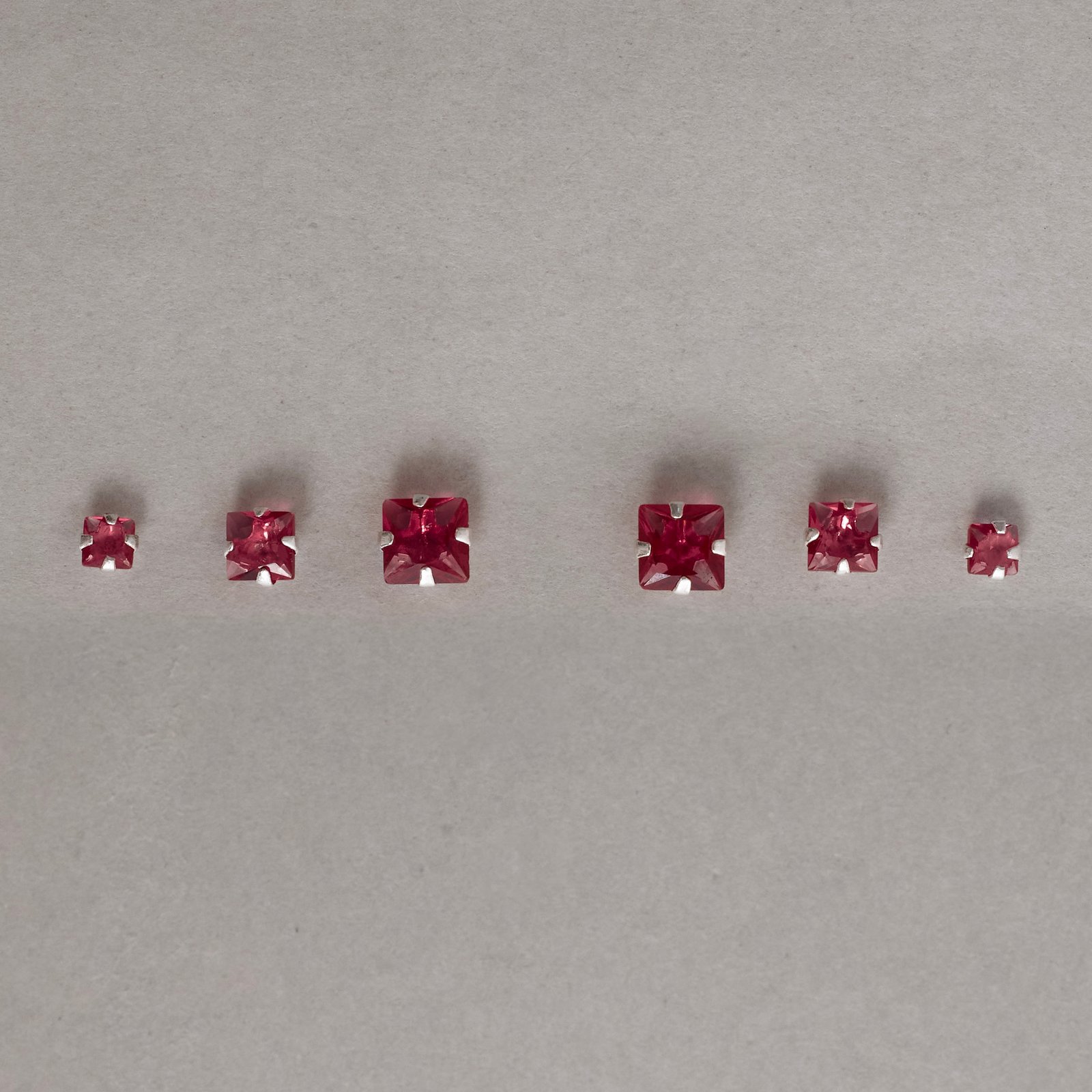 Trio zircônias quadradas 3, 4 e 5mm cereja