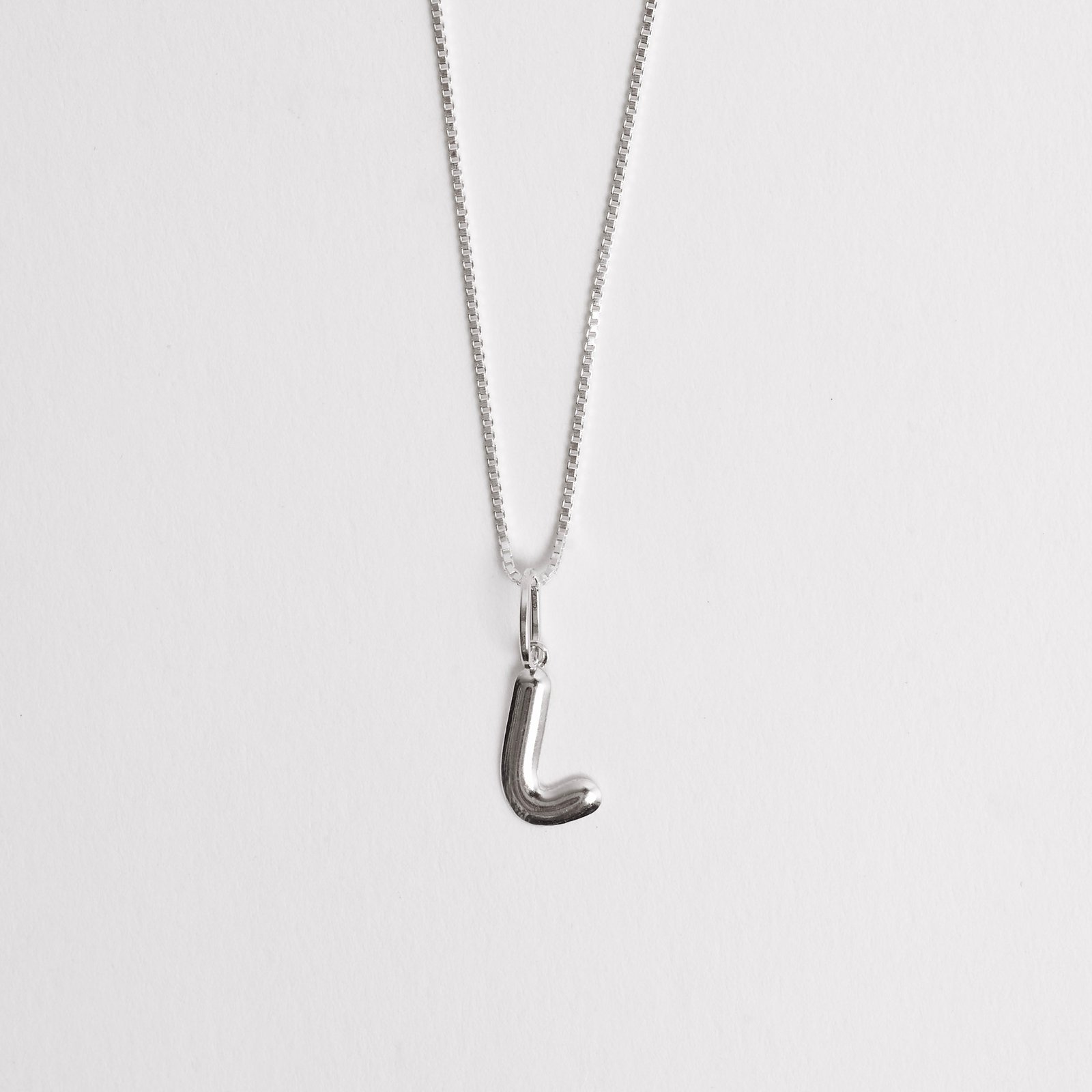 Colar pingente letra L 15mm 45cm