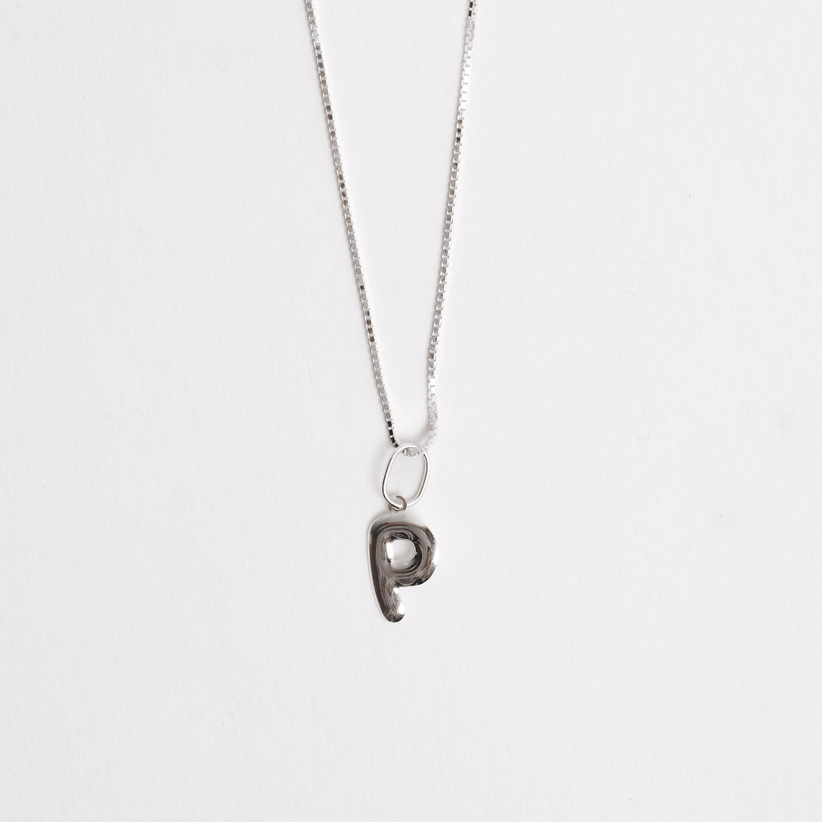 Colar pingente letra P 15mm 45cm