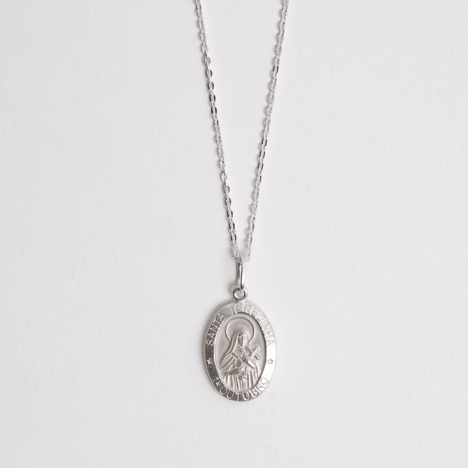 Colar pingente medalha dupla face Santa Terezinha e cruz 16mm corrente cadeadinho 45cm