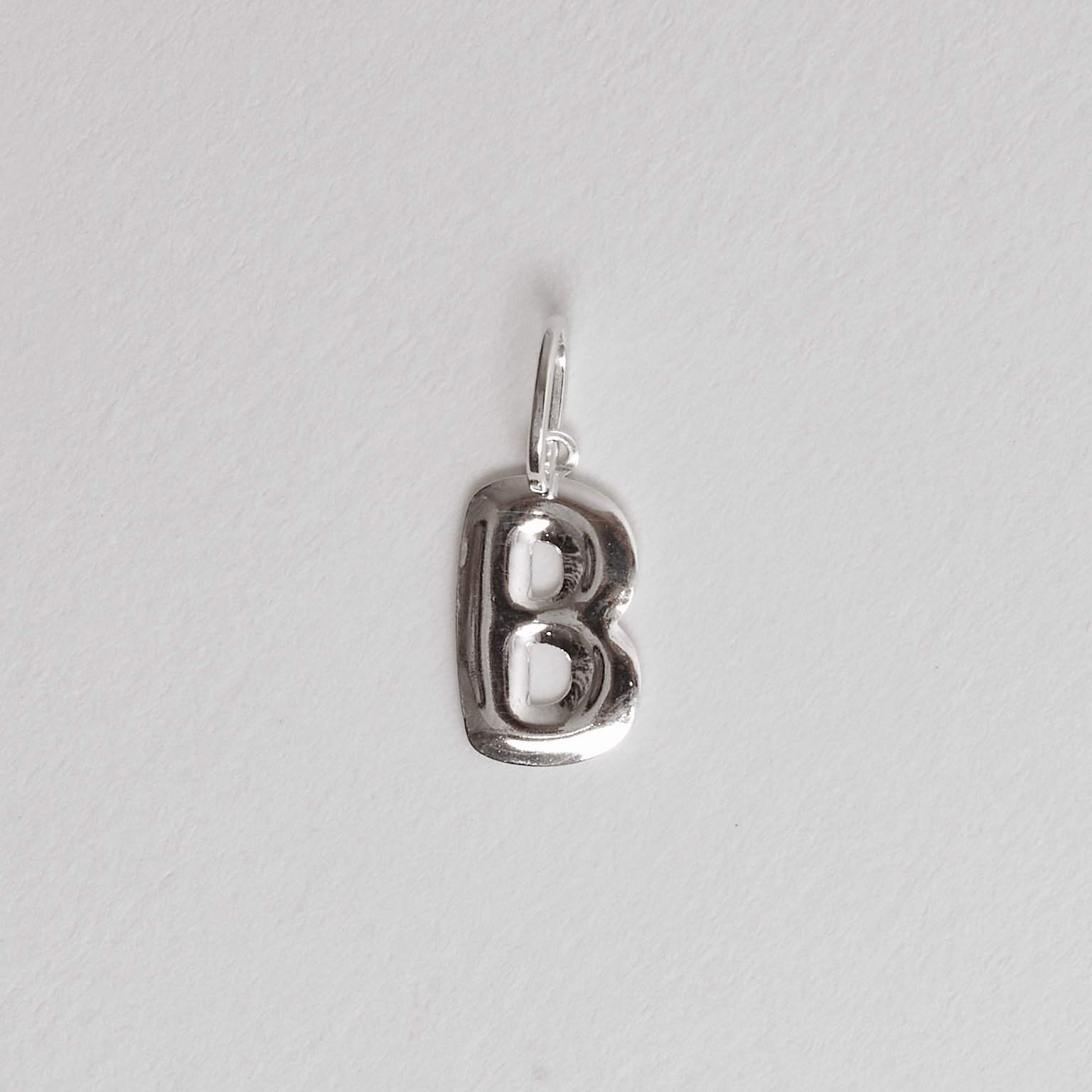 Pingente letra B 15mm