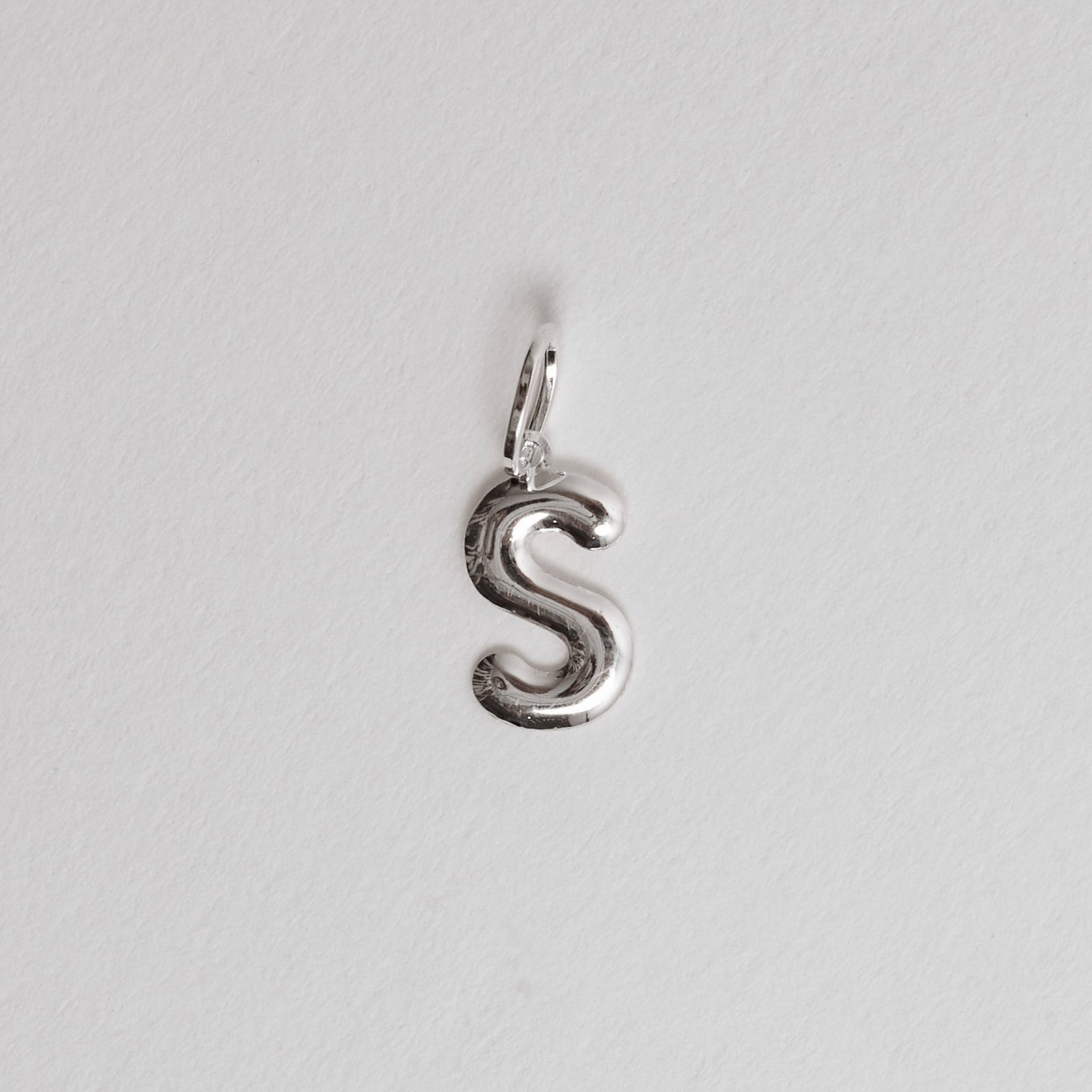 Pingente letra S 15mm