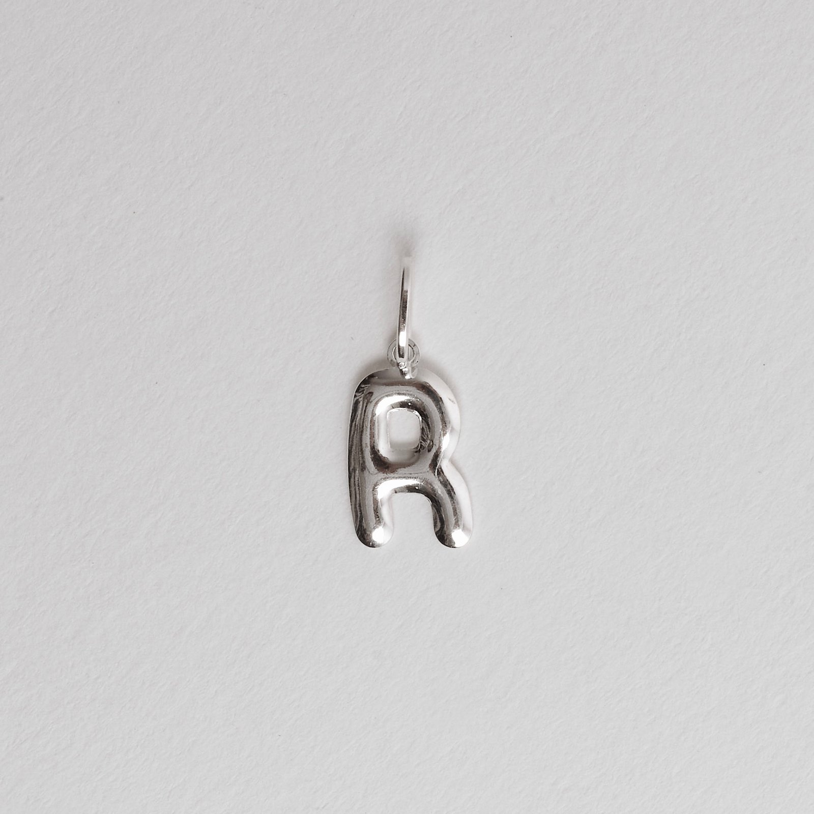 Pingente letra R 15mm