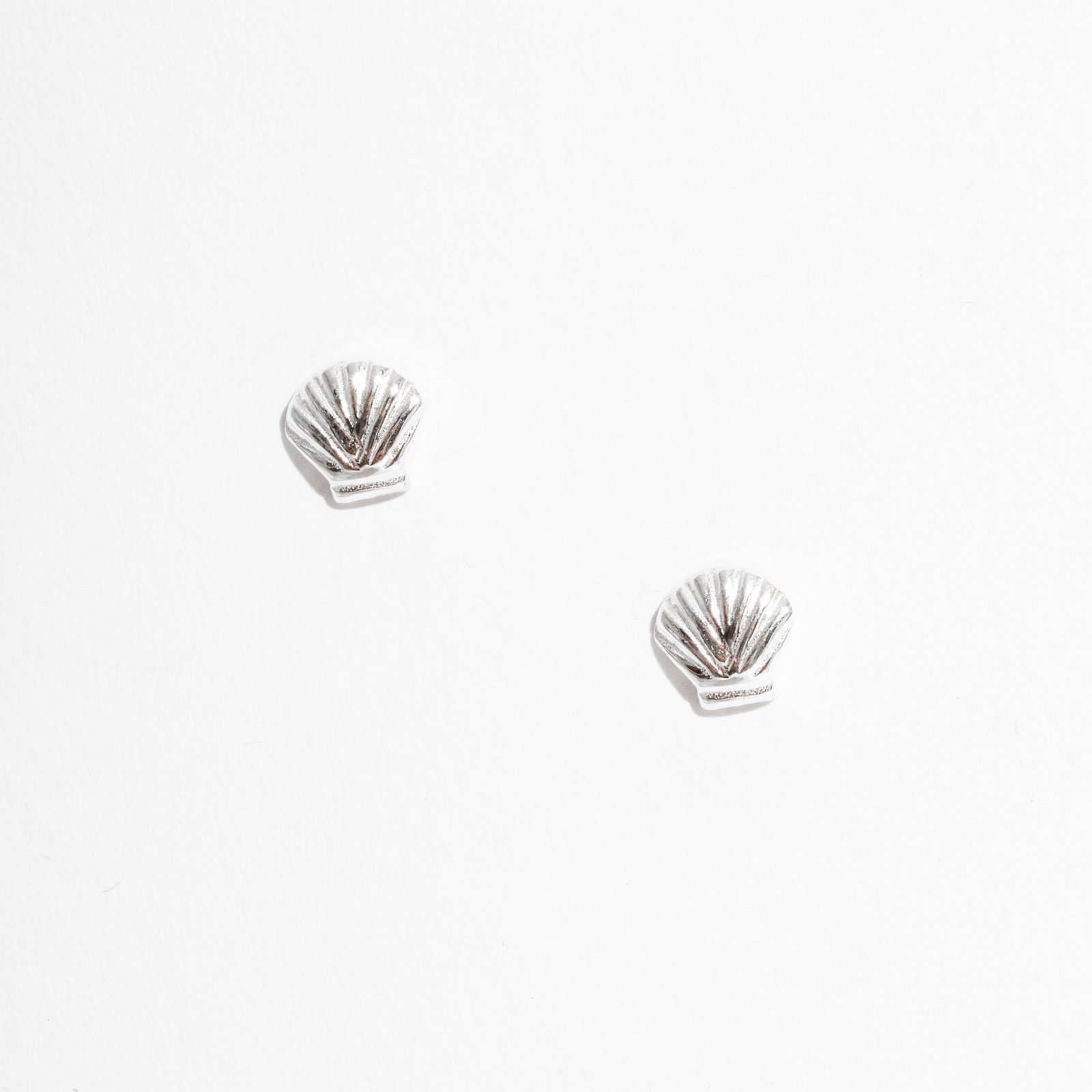 Brinco concha desenhada 7mm