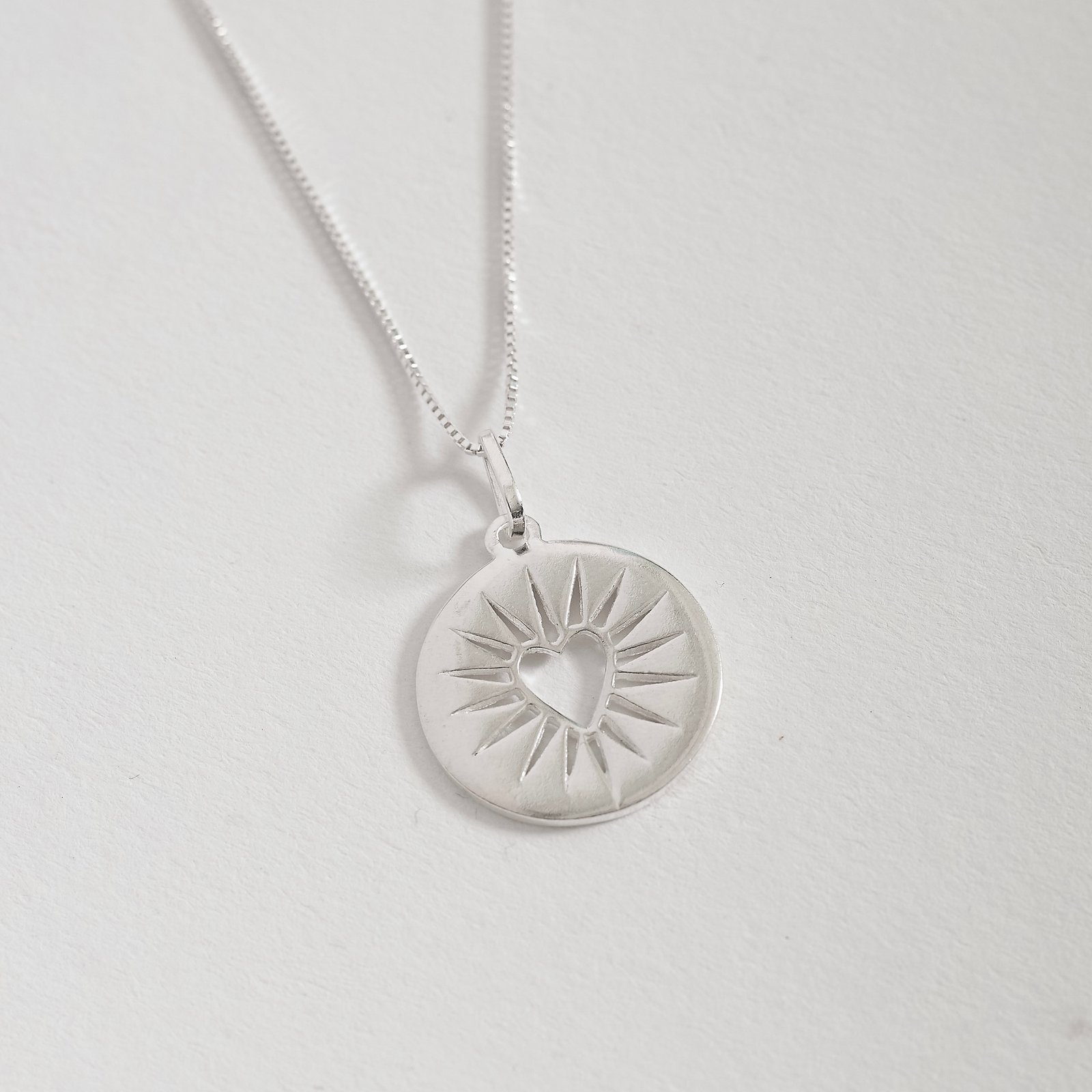 Colar pingente medalha coração com detalhes 18mm 45cm