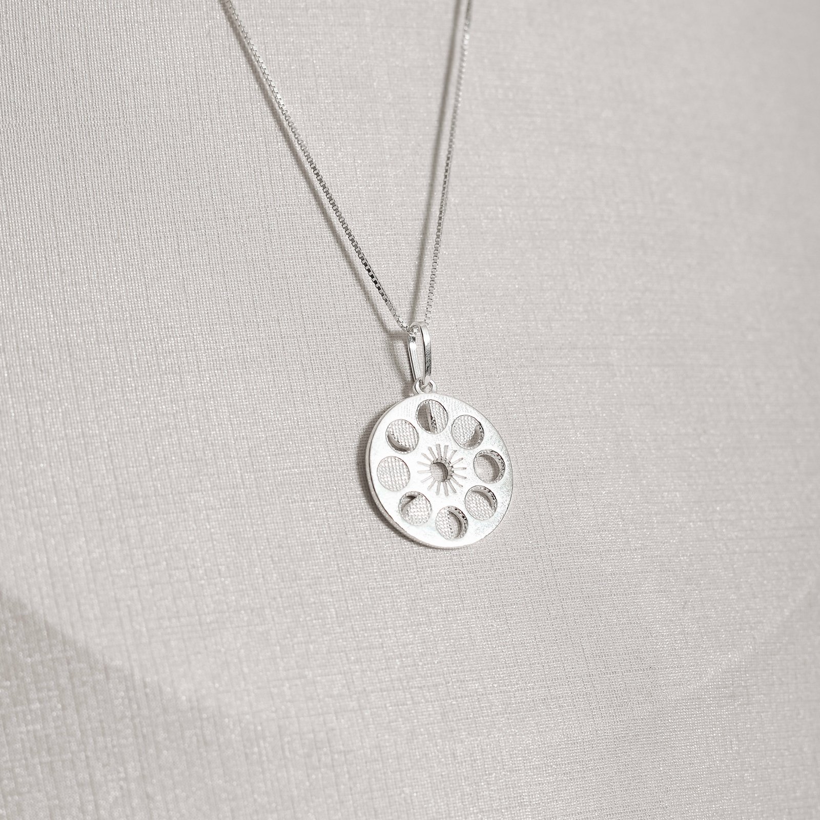 Colar pingente medalha fases da lua 17mm 45cm